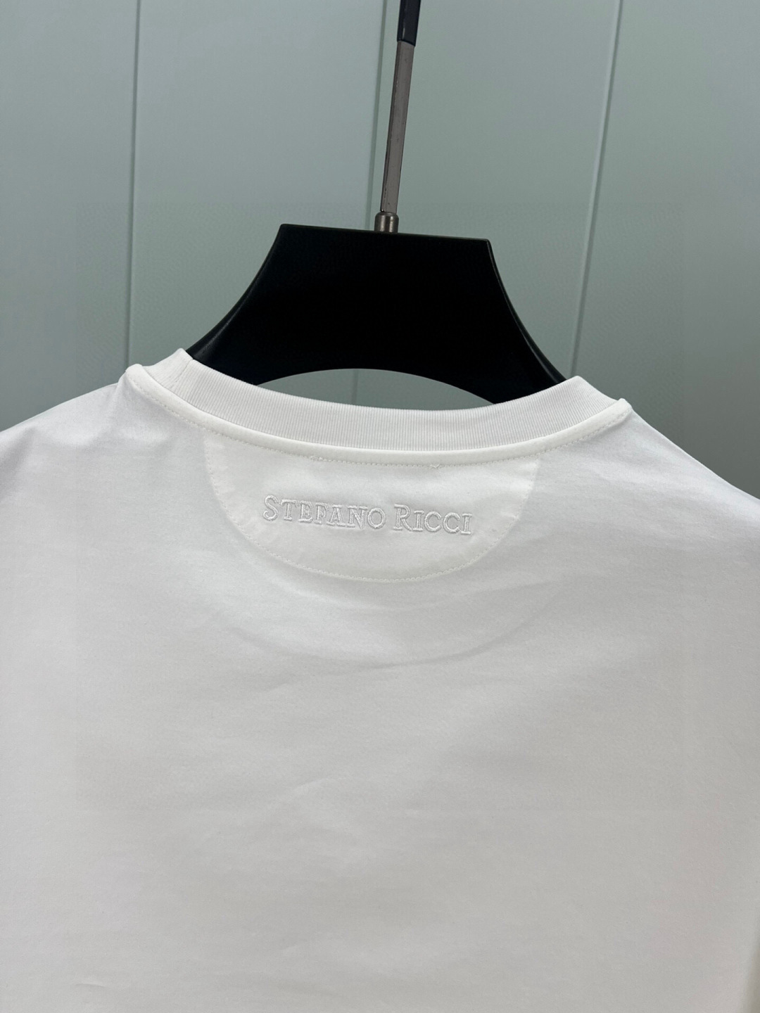 
Stefano Ricci·史蒂芬 25春夏新品金属鹰头小标短袖T恤，胸前饰有精致鹰头金属标识+后背及