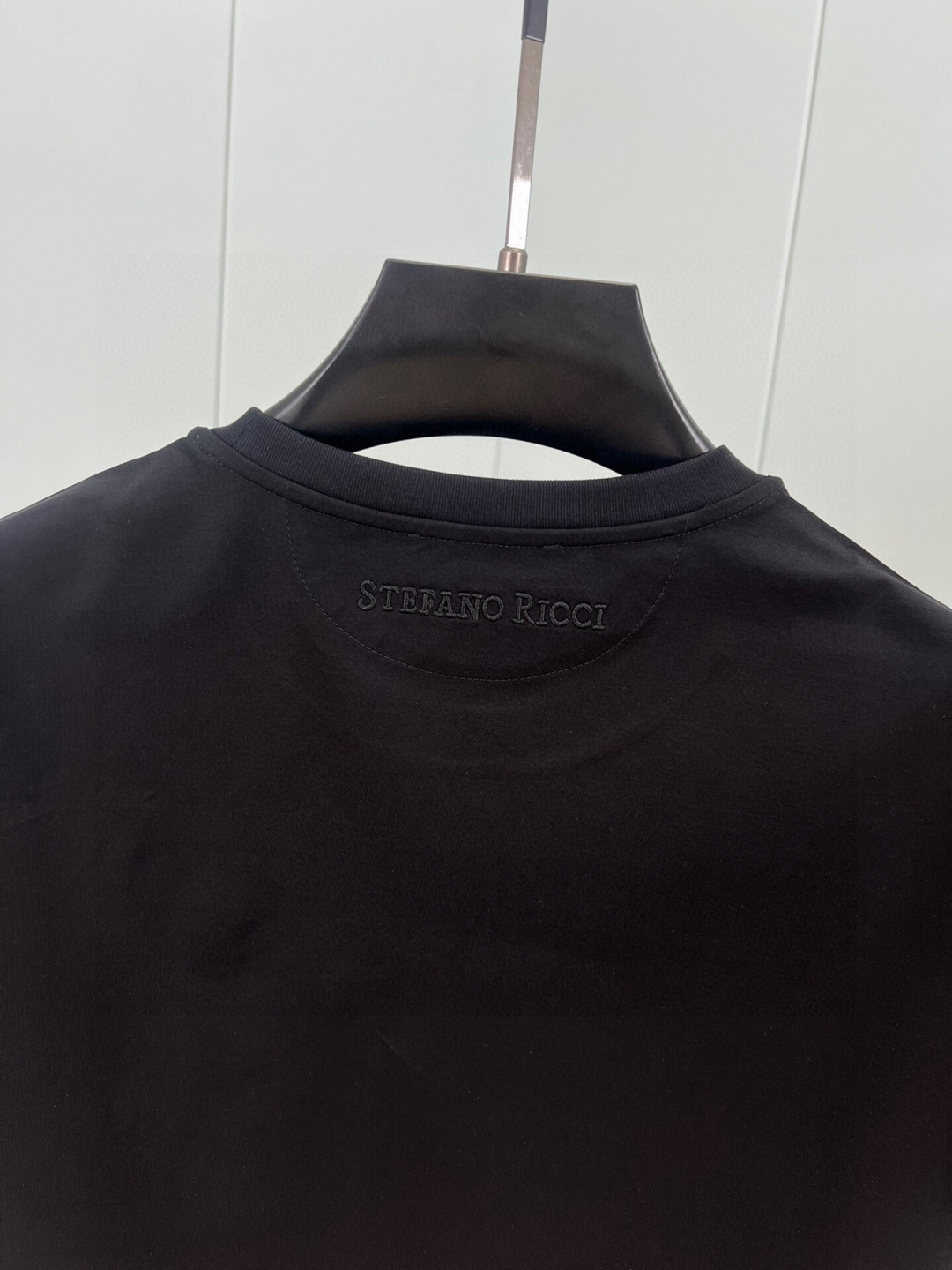 
Stefano Ricci·史蒂芬 25春夏新品金属鹰头小标短袖T恤，胸前饰有精致鹰头金属标识+后背及