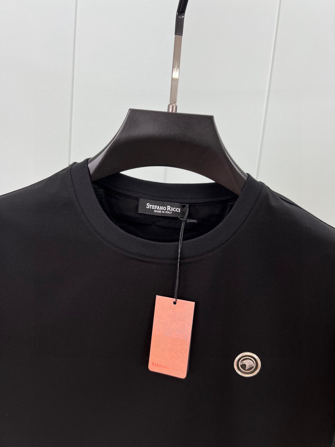 
Stefano Ricci·史蒂芬 25春夏新品金属鹰头小标短袖T恤，胸前饰有精致鹰头金属标识+后背及