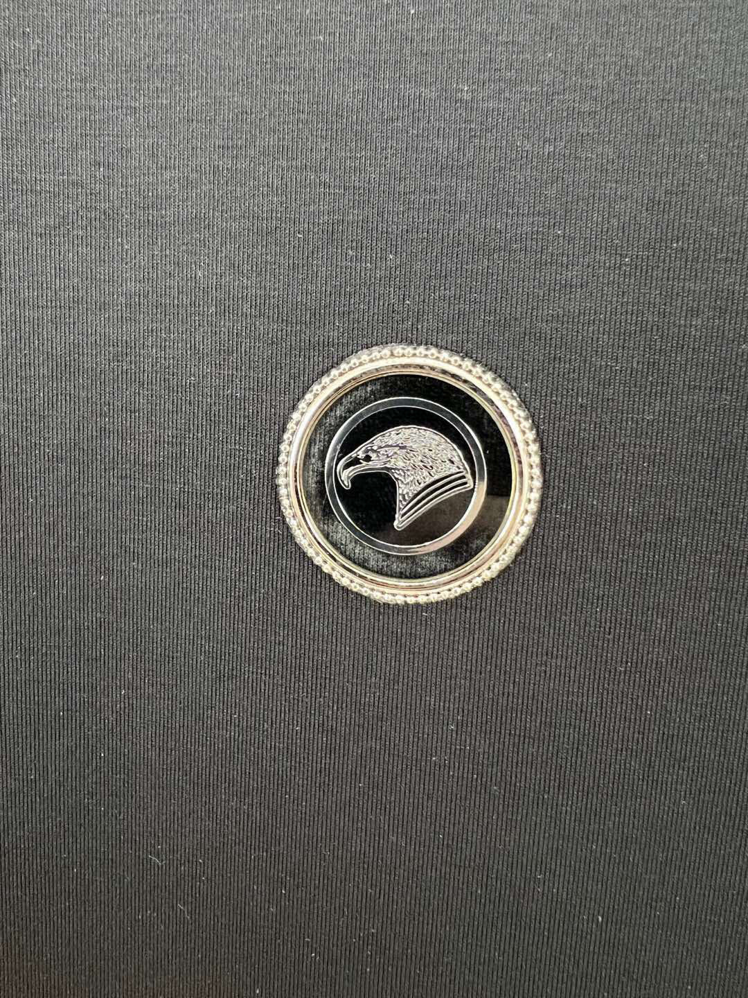 
Stefano Ricci·史蒂芬 25春夏新品金属鹰头小标短袖T恤，胸前饰有精致鹰头金属标识+后背及