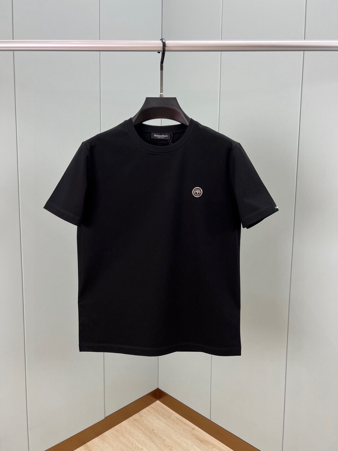 
Stefano Ricci·史蒂芬 25春夏新品金属鹰头小标短袖T恤，胸前饰有精致鹰头金属标识+后背及