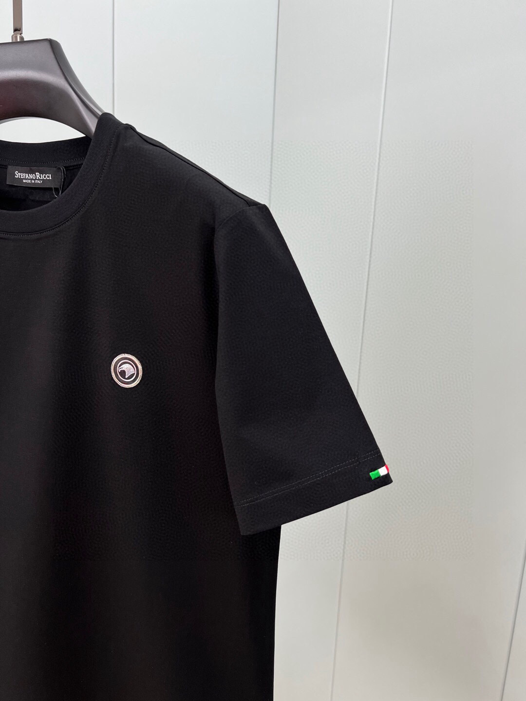 
Stefano Ricci·史蒂芬 25春夏新品金属鹰头小标短袖T恤，胸前饰有精致鹰头金属标识+后背及