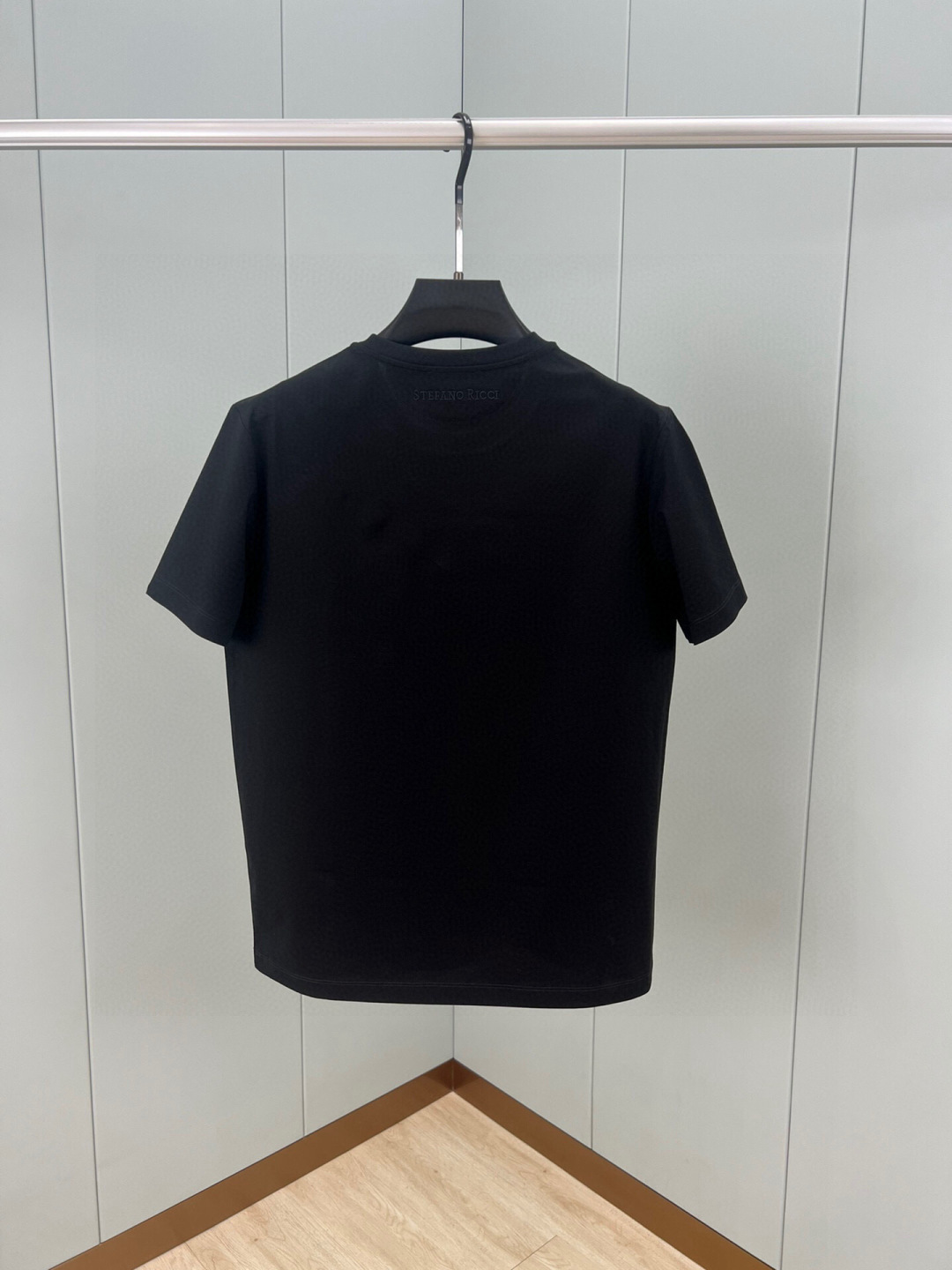 
Stefano Ricci·史蒂芬 25春夏新品金属鹰头小标短袖T恤，胸前饰有精致鹰头金属标识+后背及