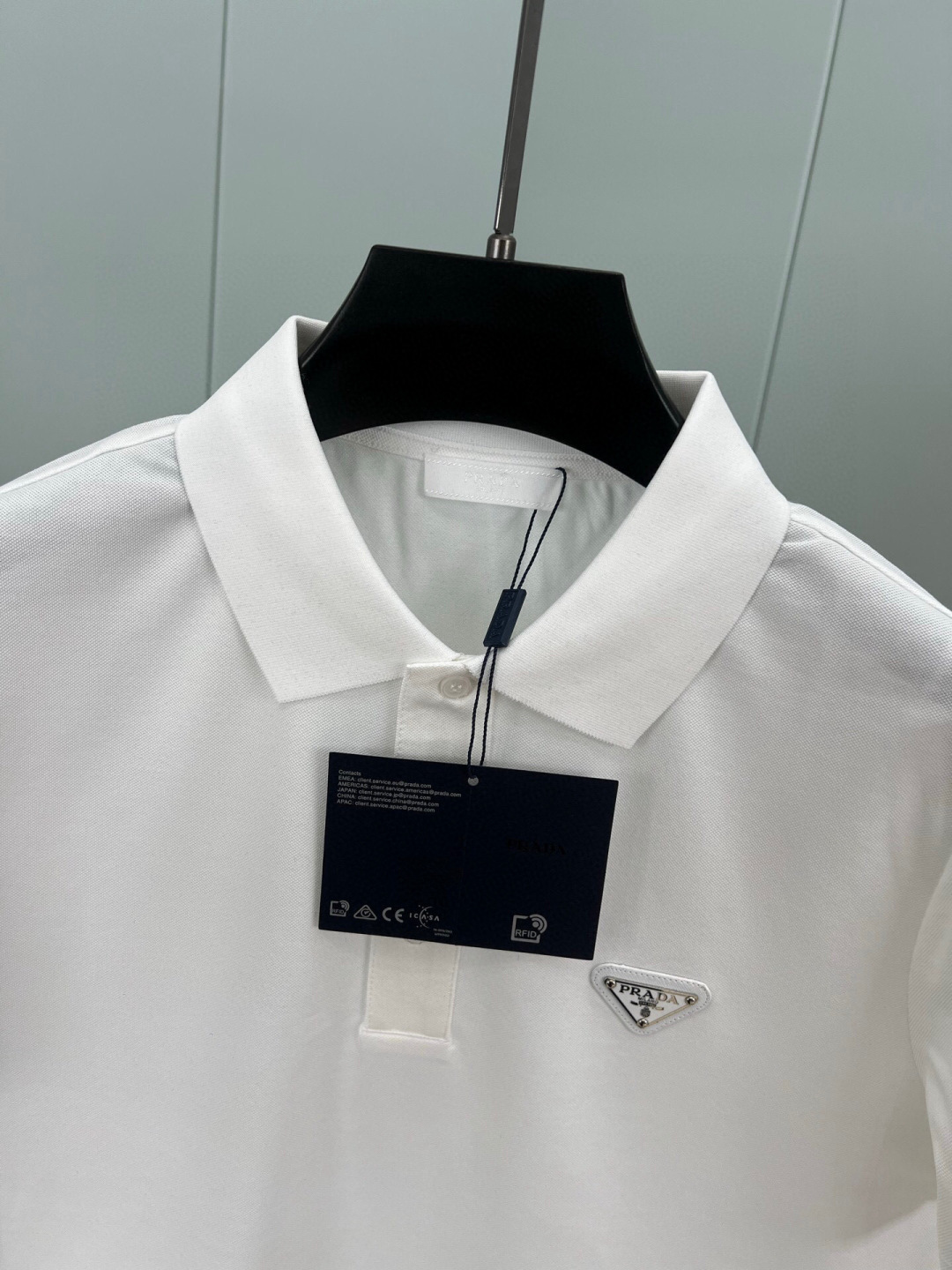 
Prada.普拉达 春夏经典涂珐琅三角形金属徽标Polo衫，正面胸前缀饰涂珐琅三角形金属徽标为时尚设计