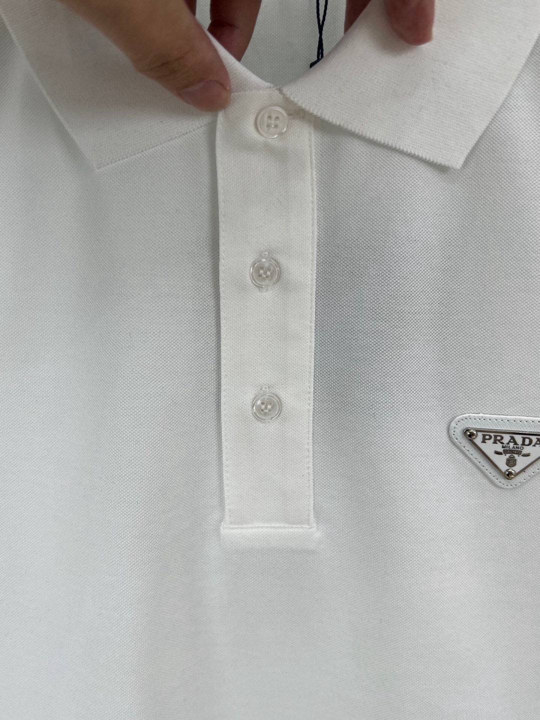 
Prada.普拉达 春夏经典涂珐琅三角形金属徽标Polo衫，正面胸前缀饰涂珐琅三角形金属徽标为时尚设计