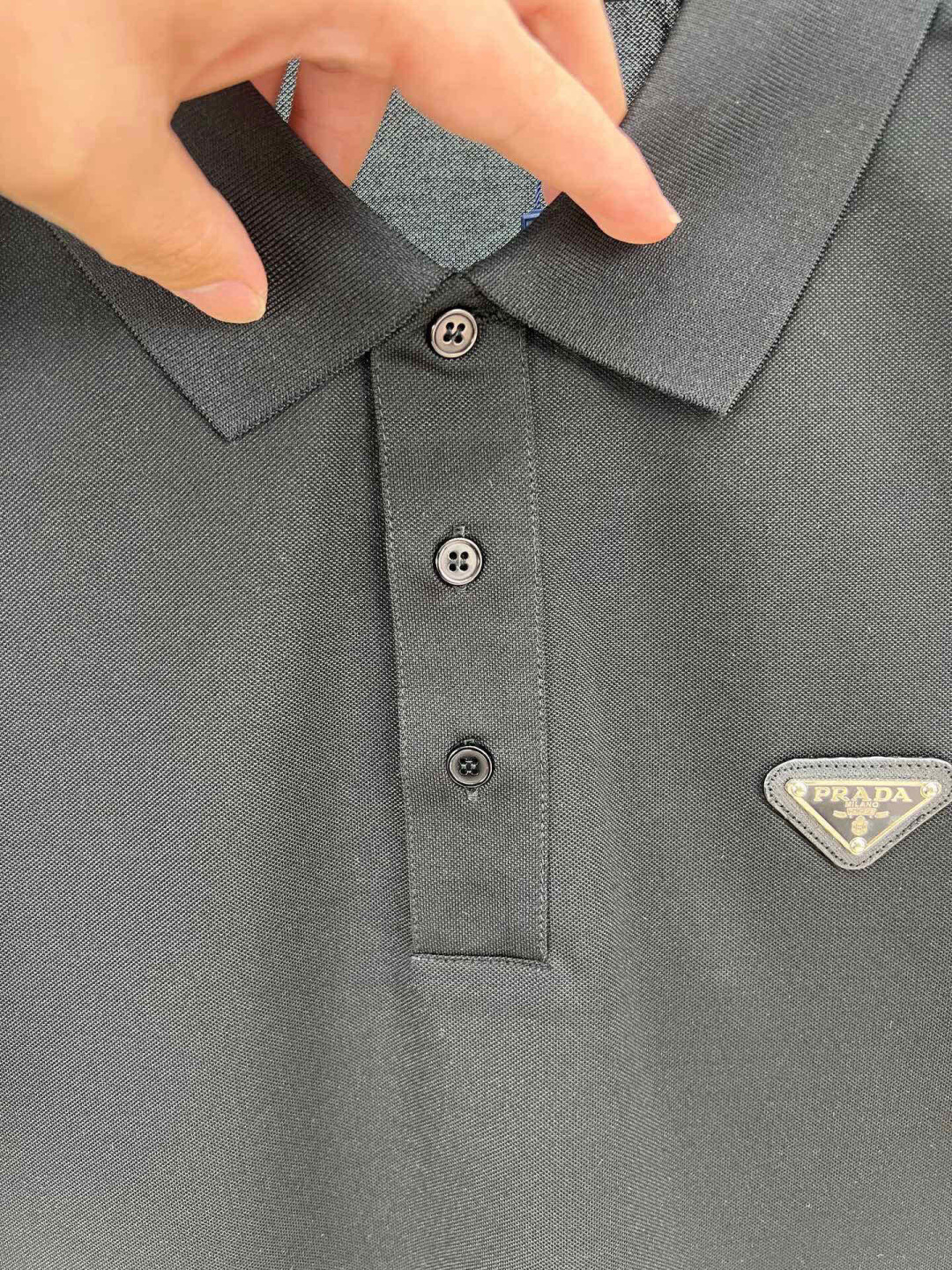 
Prada.普拉达 春夏经典涂珐琅三角形金属徽标Polo衫，正面胸前缀饰涂珐琅三角形金属徽标为时尚设计