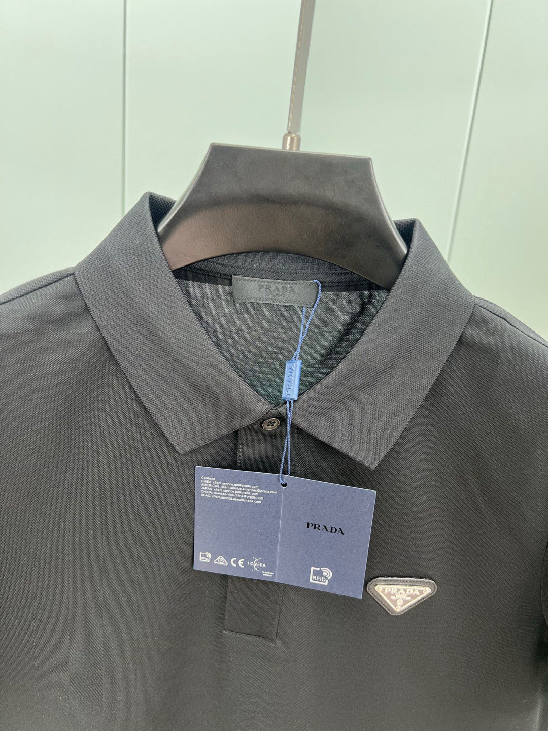 
Prada.普拉达 春夏经典涂珐琅三角形金属徽标Polo衫，正面胸前缀饰涂珐琅三角形金属徽标为时尚设计