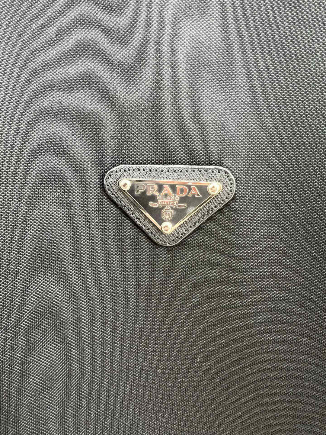 
Prada.普拉达 春夏经典涂珐琅三角形金属徽标Polo衫，正面胸前缀饰涂珐琅三角形金属徽标为时尚设计