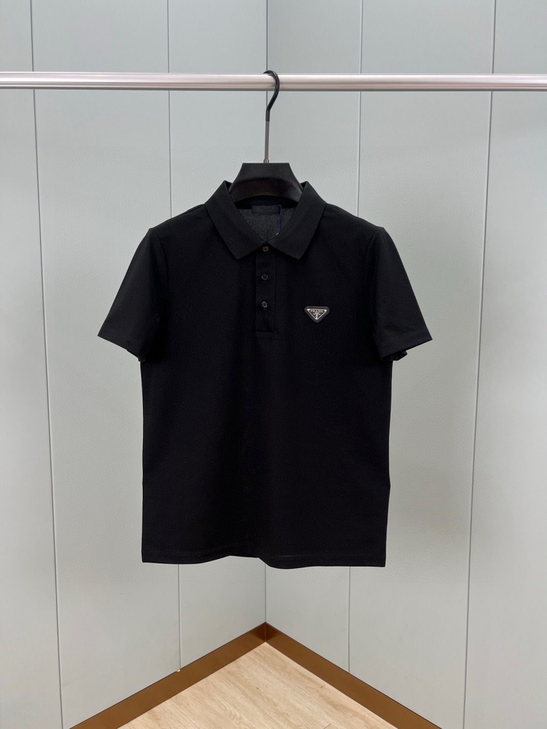 
Prada.普拉达 春夏经典涂珐琅三角形金属徽标Polo衫，正面胸前缀饰涂珐琅三角形金属徽标为时尚设计