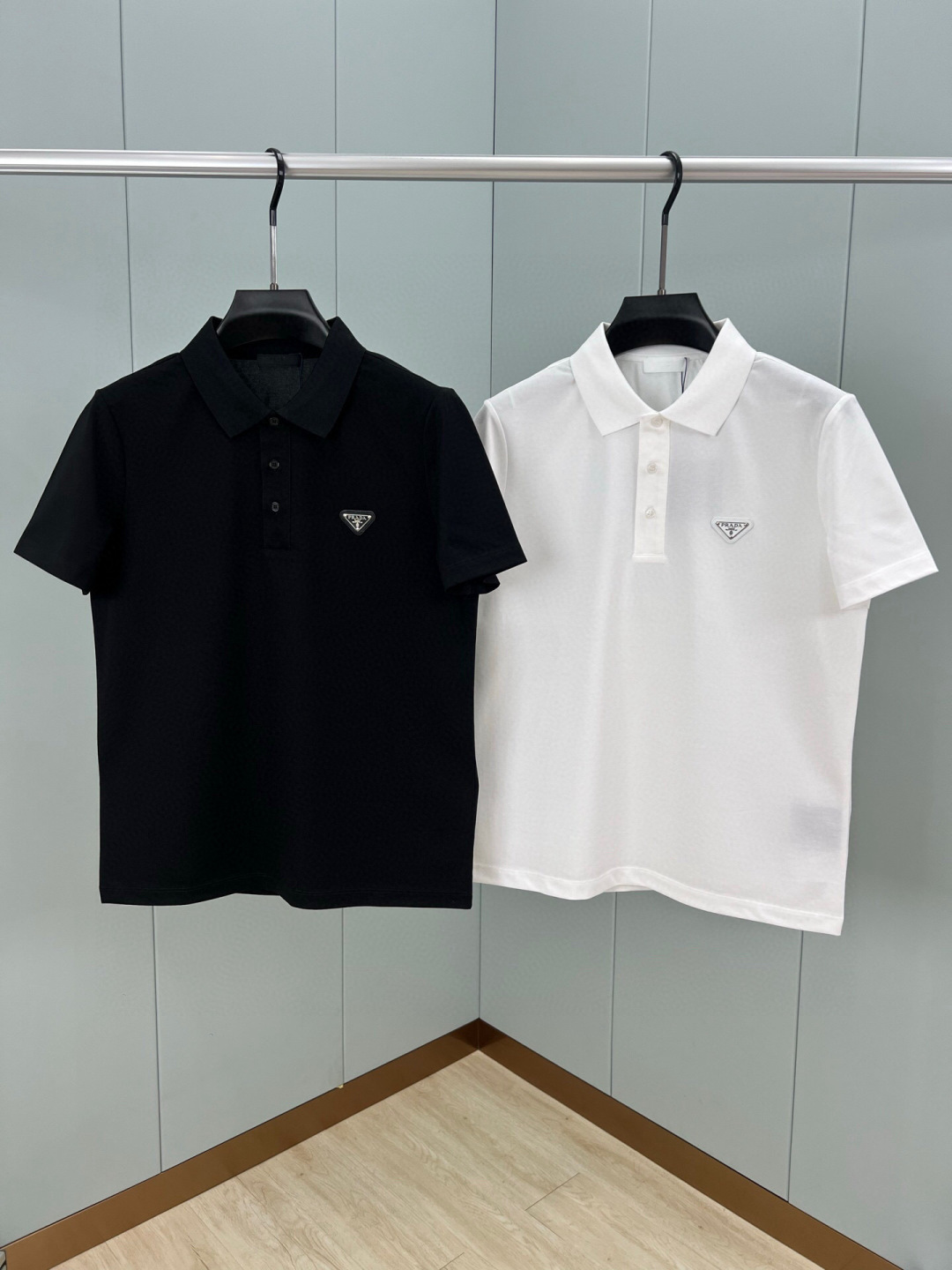 
Prada.普拉达 春夏经典涂珐琅三角形金属徽标Polo衫，正面胸前缀饰涂珐琅三角形金属徽标为时尚设计