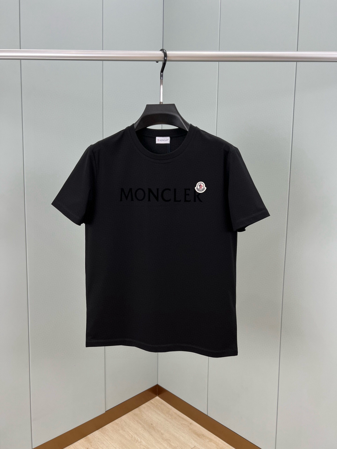 
Moncler 春夏男装正面饰品牌字母植绒logo短袖T恤，胸前字母由植绒印花设计加以经典毡艺刺绣章仔