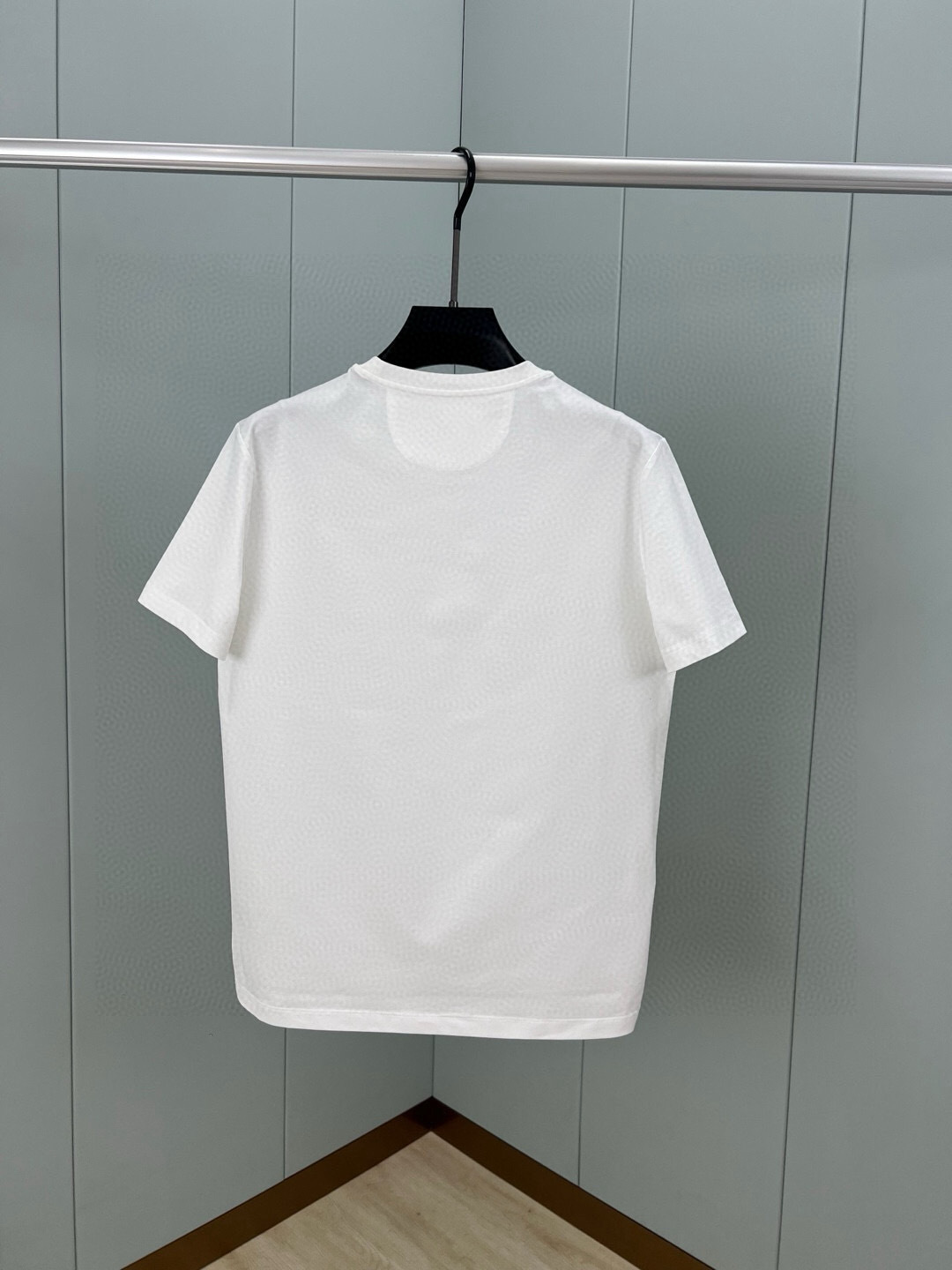  
FENDI 25春夏新品小怪兽刺绣徽章短袖T恤，正面胸前饰有FENDI Roma字样以及红色和金色F