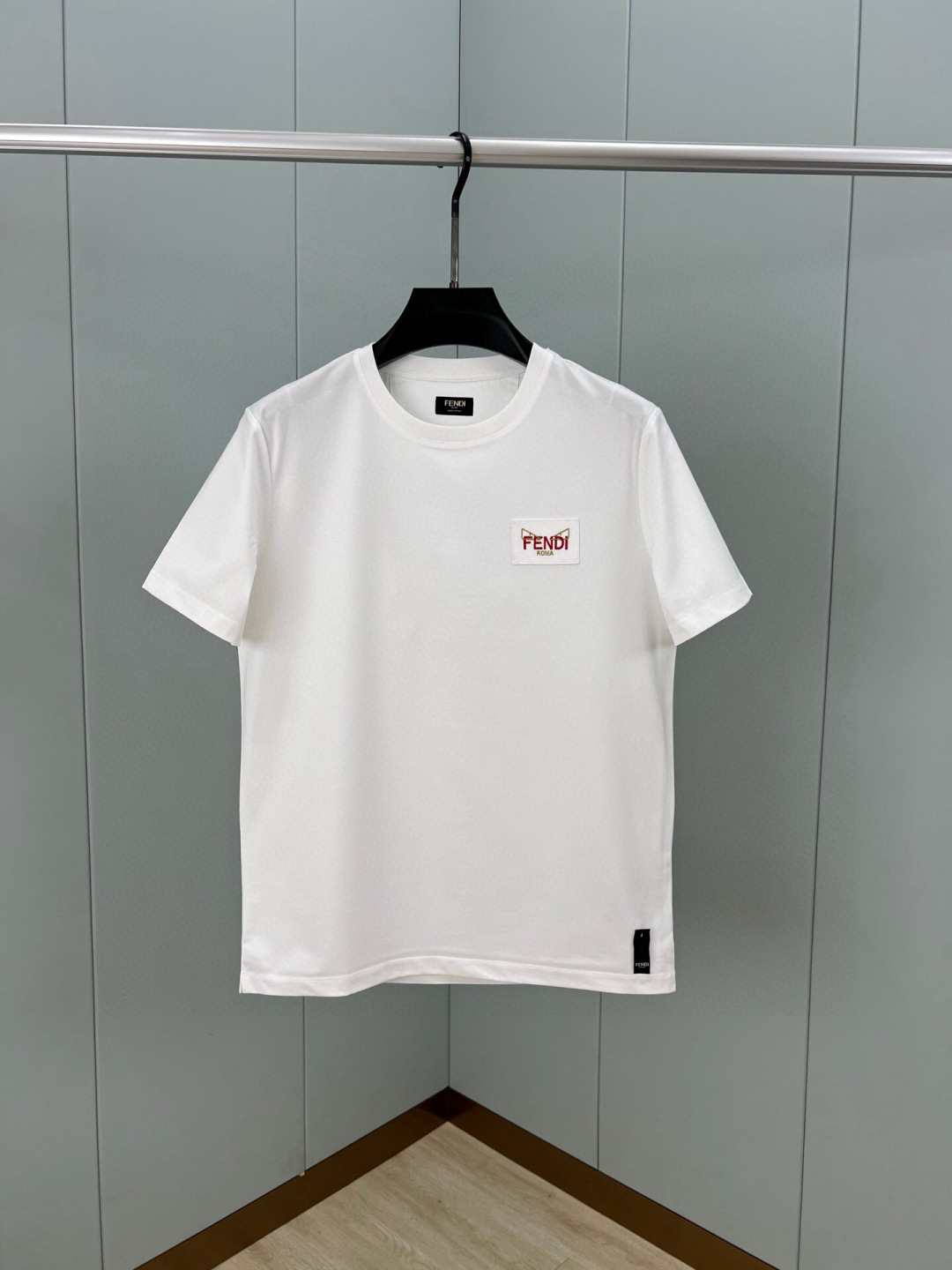  
FENDI 25春夏新品小怪兽刺绣徽章短袖T恤，正面胸前饰有FENDI Roma字样以及红色和金色F