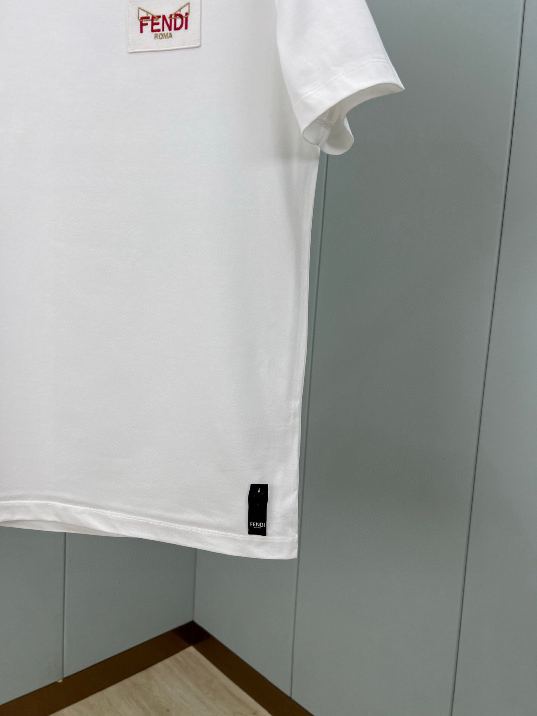  
FENDI 25春夏新品小怪兽刺绣徽章短袖T恤，正面胸前饰有FENDI Roma字样以及红色和金色F