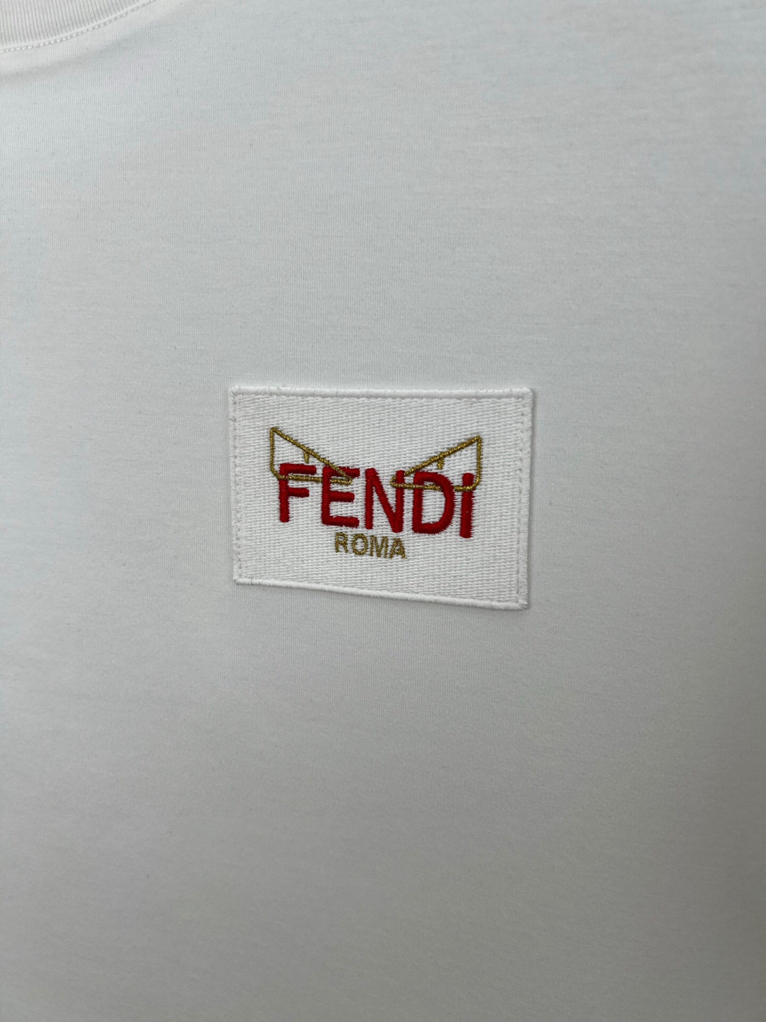  
FENDI 25春夏新品小怪兽刺绣徽章短袖T恤，正面胸前饰有FENDI Roma字样以及红色和金色F