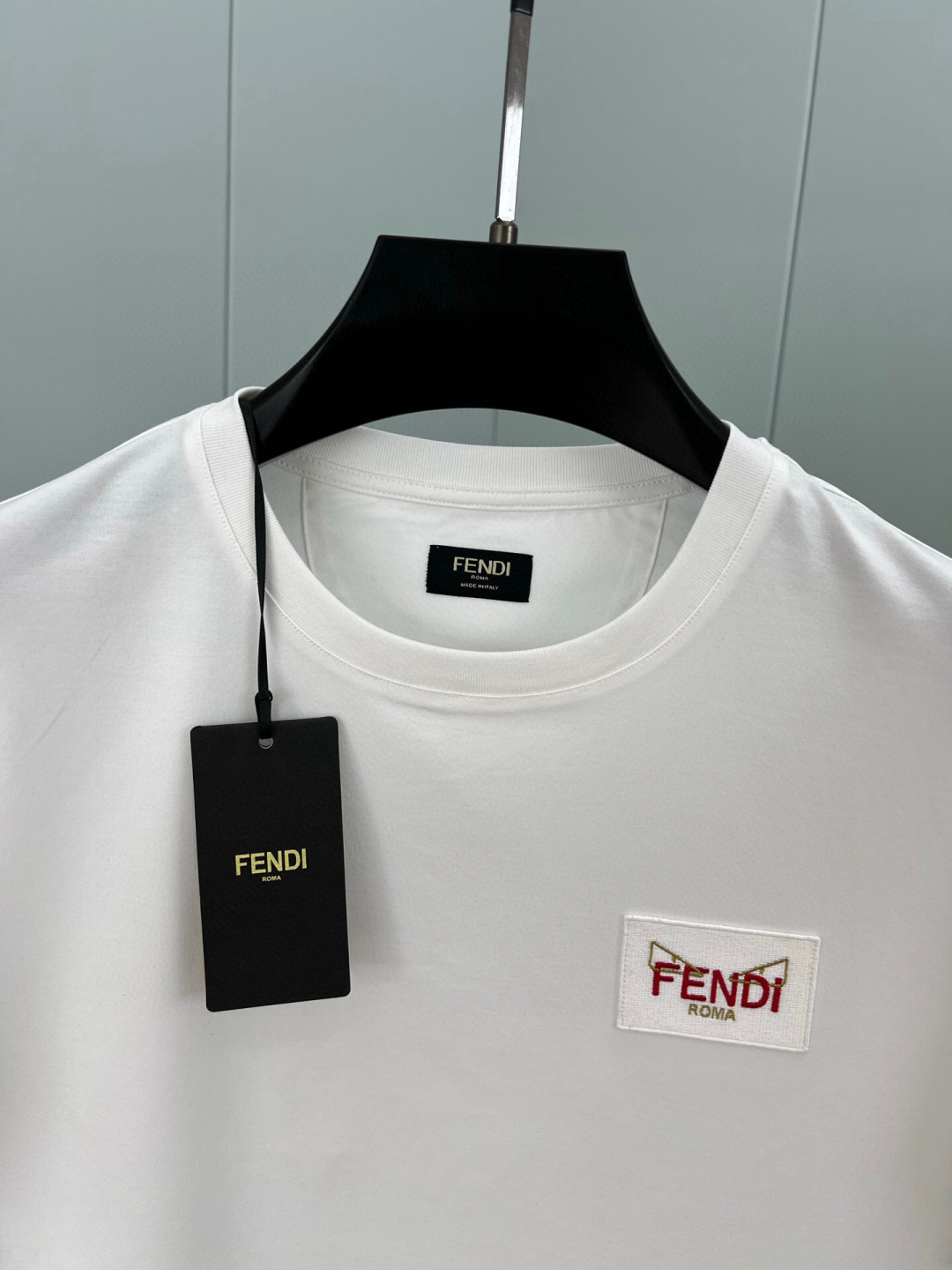  
FENDI 25春夏新品小怪兽刺绣徽章短袖T恤，正面胸前饰有FENDI Roma字样以及红色和金色F