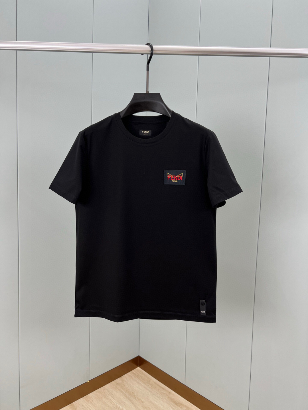  
FENDI 25春夏新品小怪兽刺绣徽章短袖T恤，正面胸前饰有FENDI Roma字样以及红色和金色F