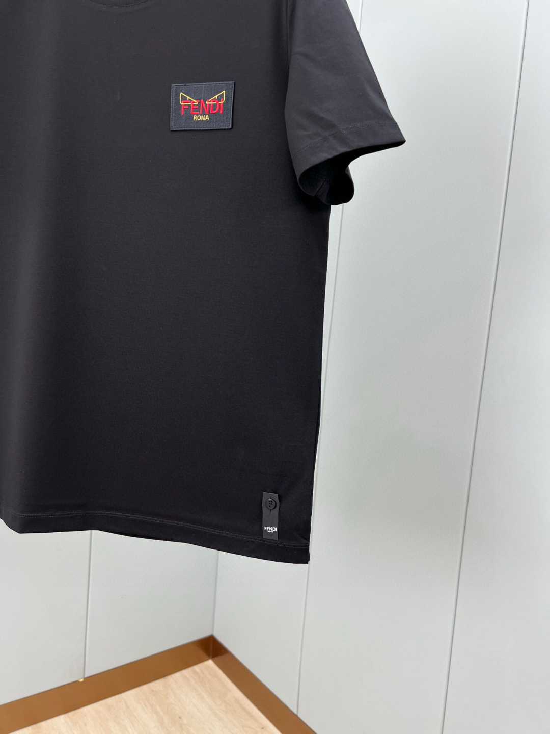  
FENDI 25春夏新品小怪兽刺绣徽章短袖T恤，正面胸前饰有FENDI Roma字样以及红色和金色F