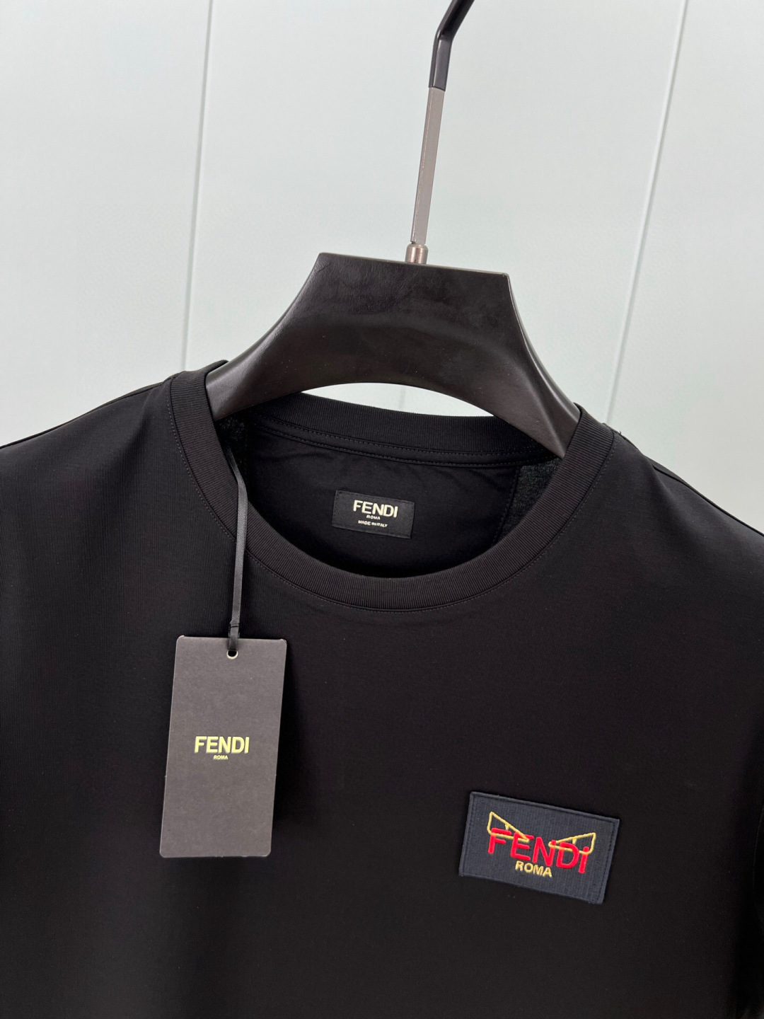  
FENDI 25春夏新品小怪兽刺绣徽章短袖T恤，正面胸前饰有FENDI Roma字样以及红色和金色F