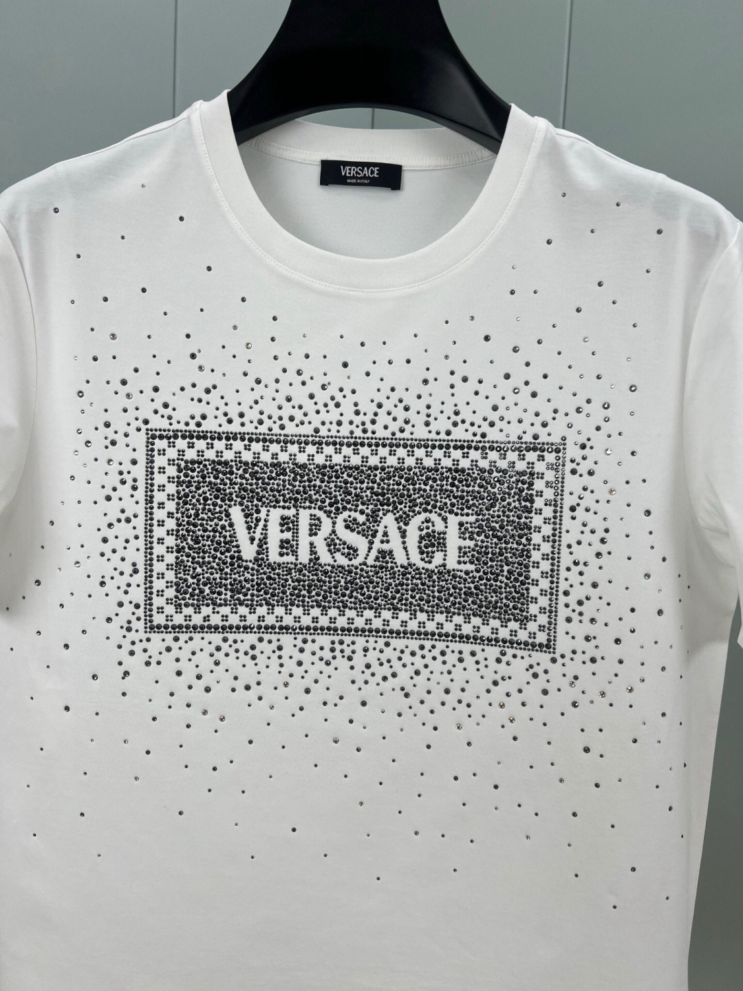 
Versace 春夏男装复古徽标水晶缀饰棉质短袖T恤，正面饰有水晶装饰的 Versace ‘90s V