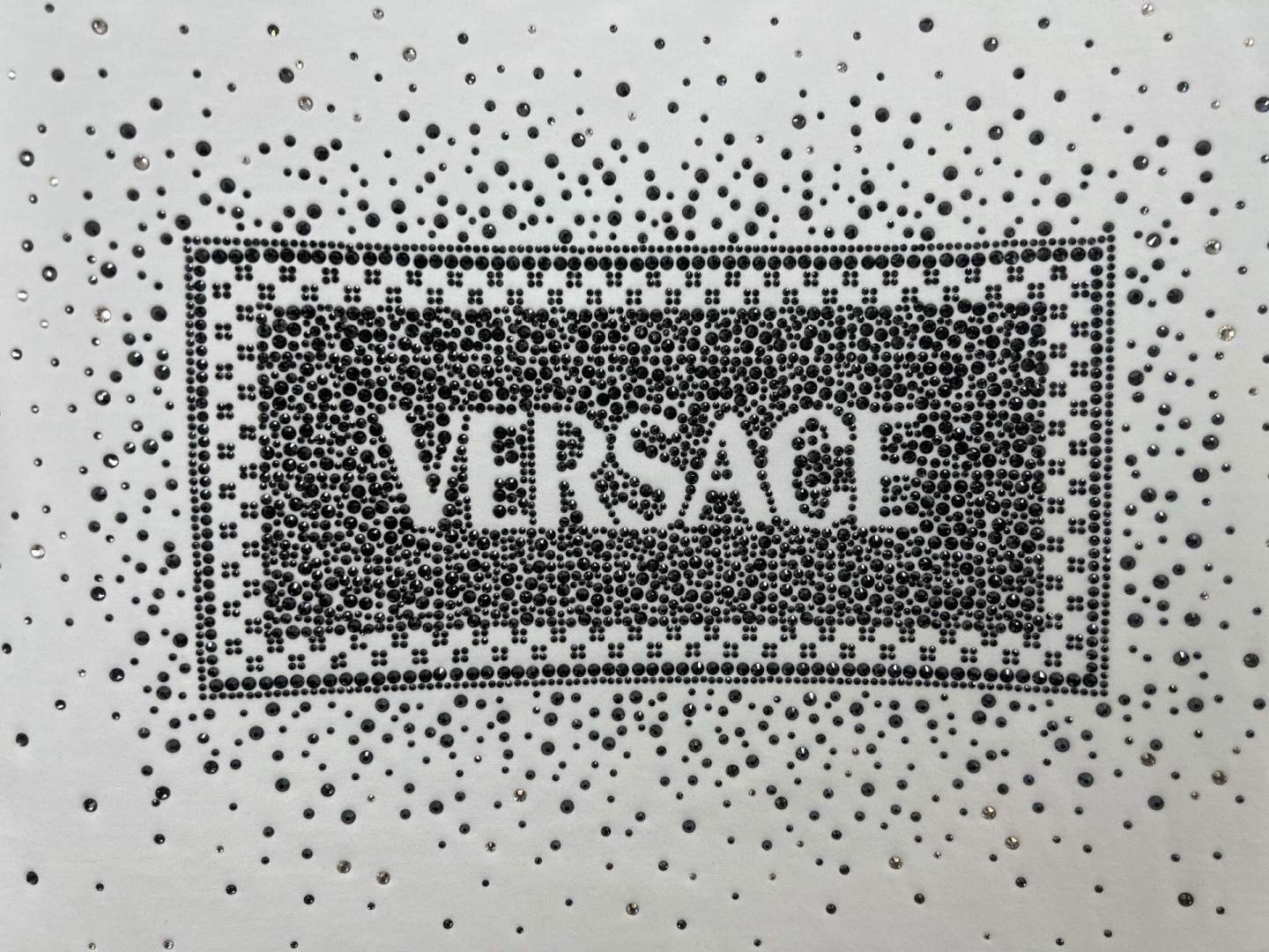 
Versace 春夏男装复古徽标水晶缀饰棉质短袖T恤，正面饰有水晶装饰的 Versace ‘90s V