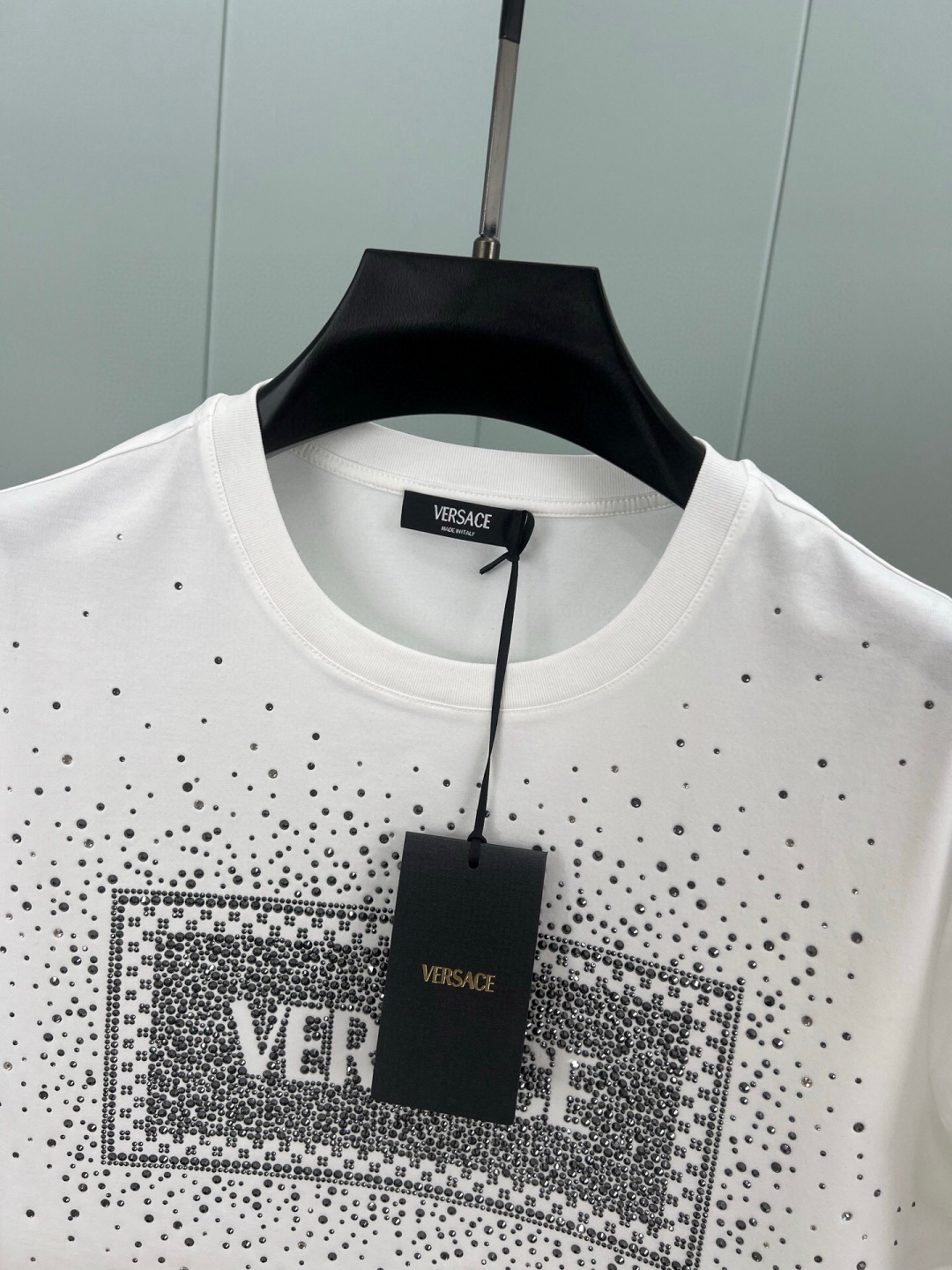 
Versace 春夏男装复古徽标水晶缀饰棉质短袖T恤，正面饰有水晶装饰的 Versace ‘90s V