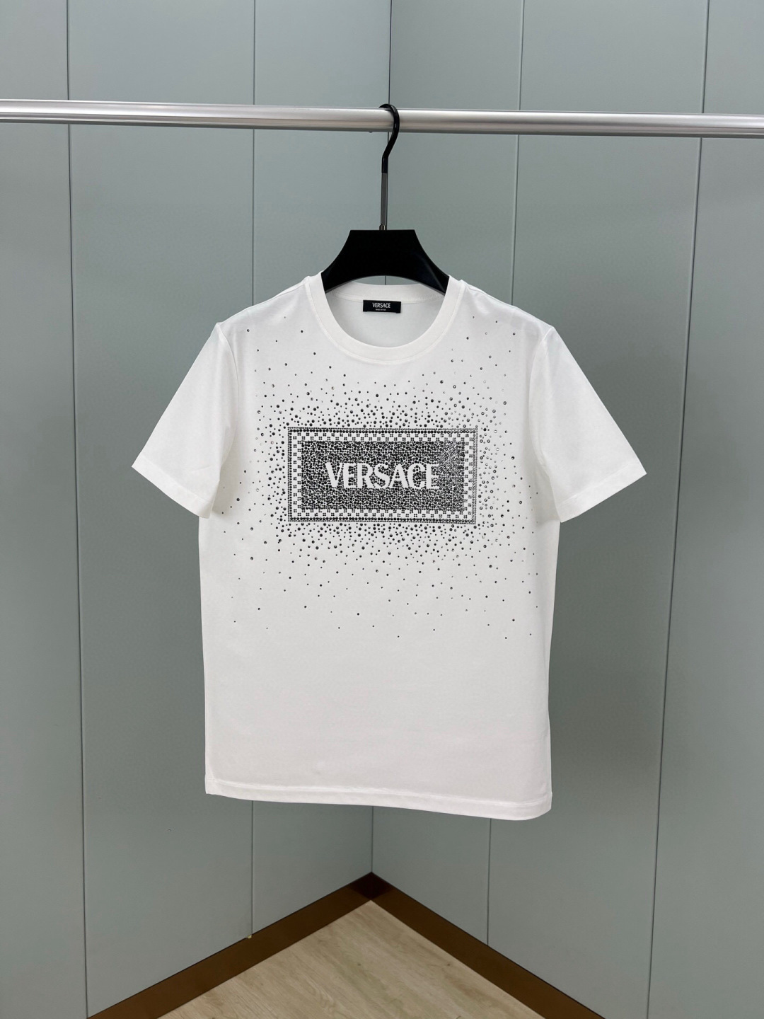 
Versace 春夏男装复古徽标水晶缀饰棉质短袖T恤，正面饰有水晶装饰的 Versace ‘90s V