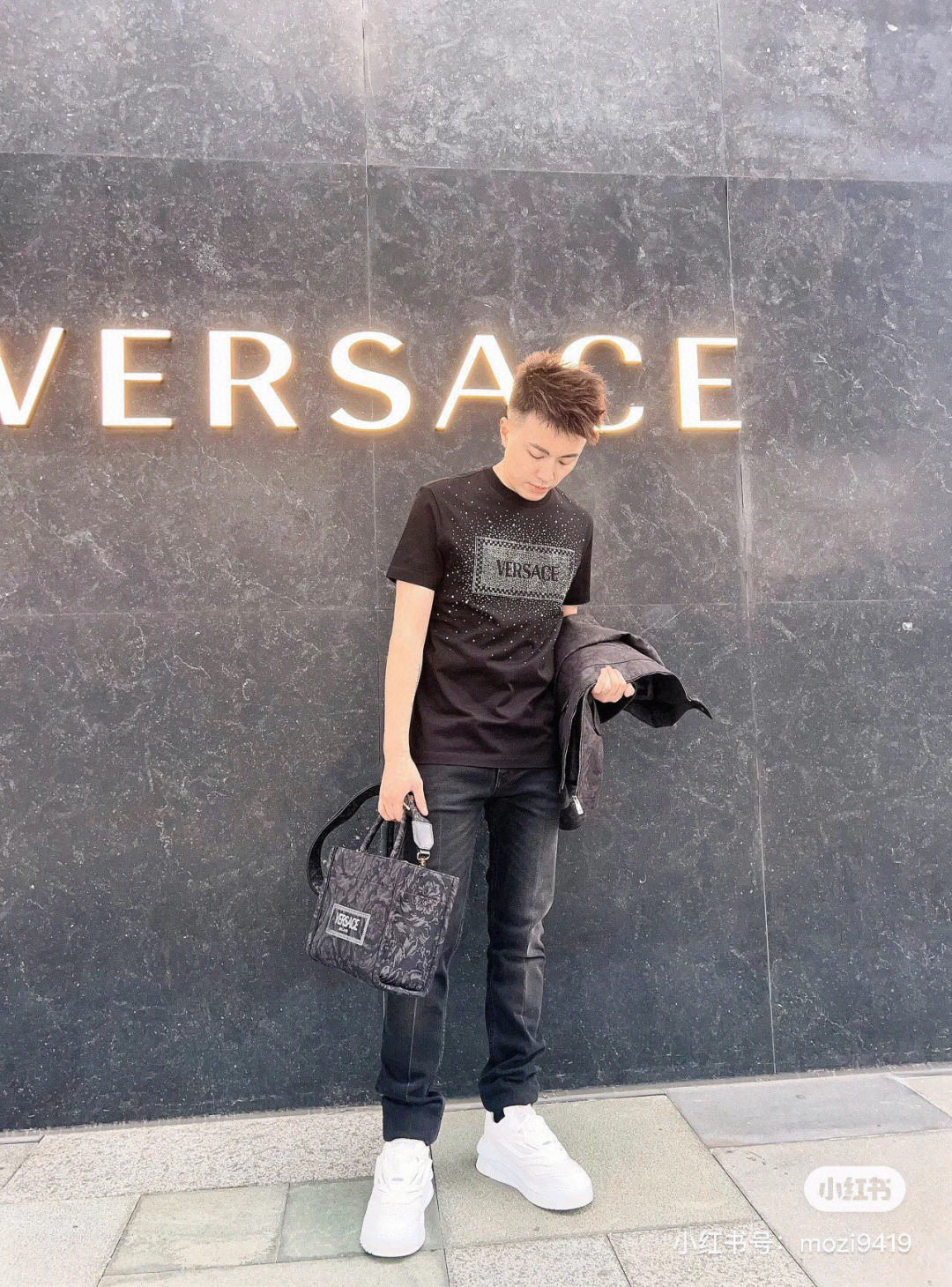
Versace 春夏男装复古徽标水晶缀饰棉质短袖T恤，正面饰有水晶装饰的 Versace ‘90s V