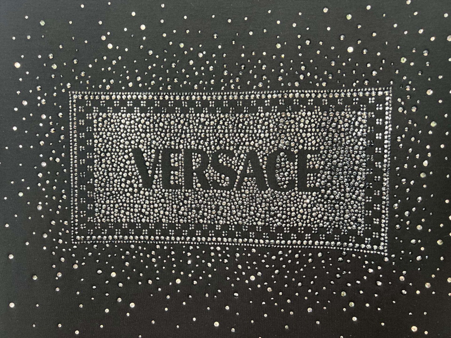 
Versace 春夏男装复古徽标水晶缀饰棉质短袖T恤，正面饰有水晶装饰的 Versace ‘90s V