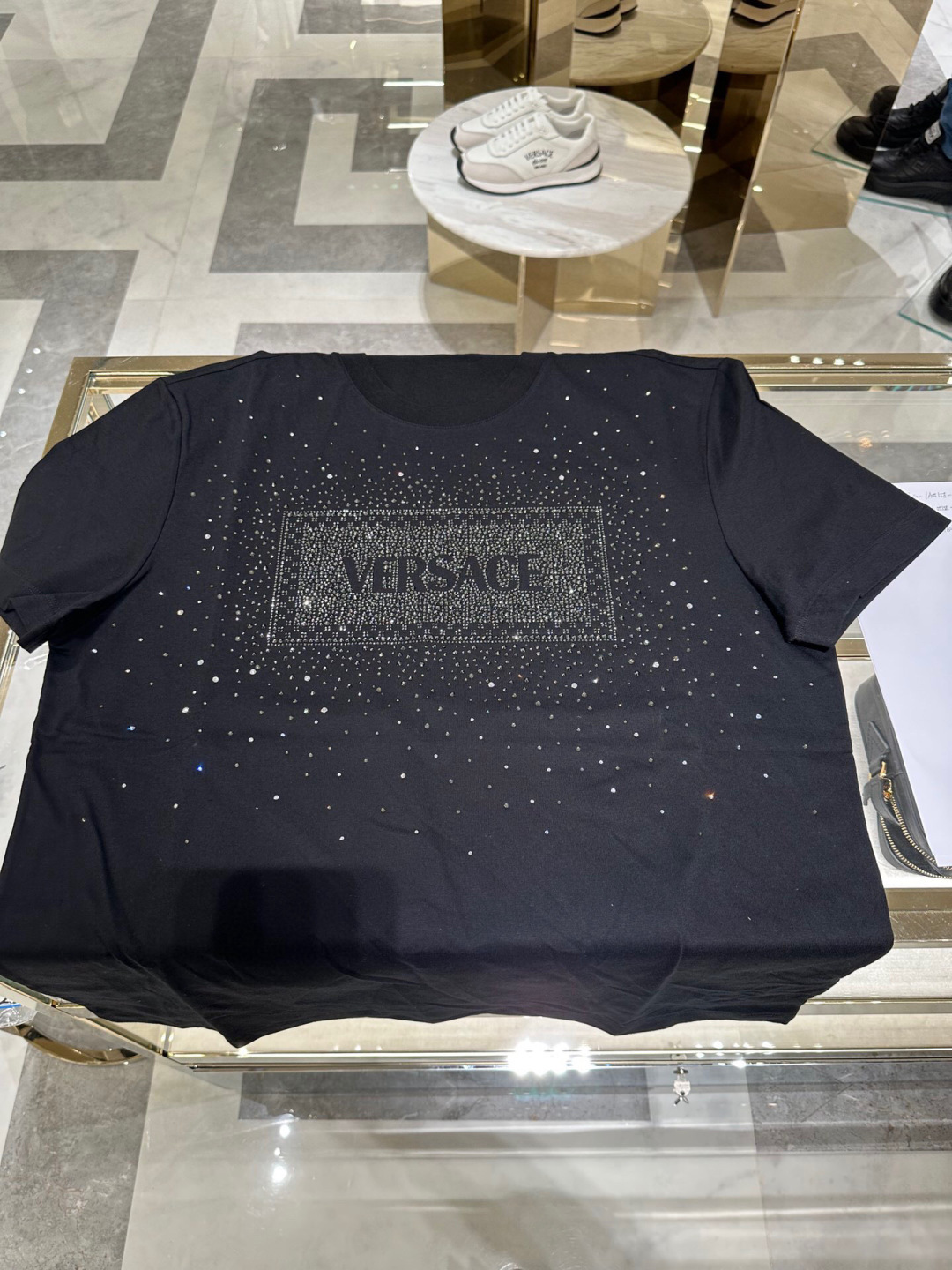 
Versace 春夏男装复古徽标水晶缀饰棉质短袖T恤，正面饰有水晶装饰的 Versace ‘90s V