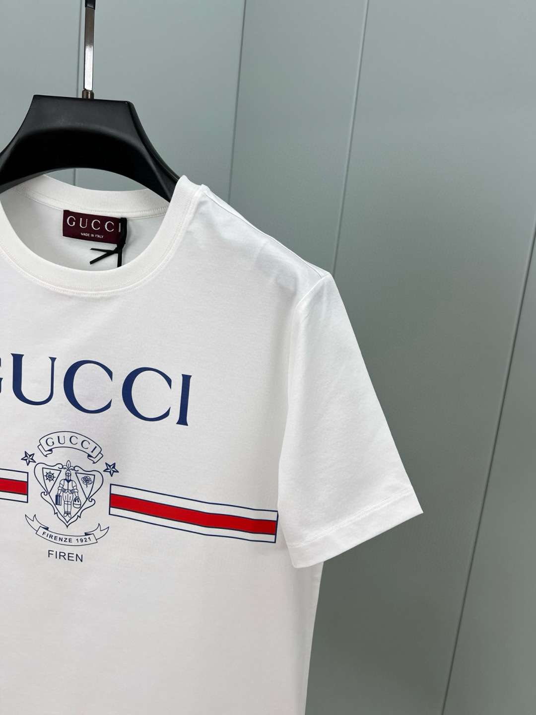  
Gucci.古驰 25春夏新品Gucci Firenze 1921行李员徽章印花标识T恤，胸前正面缀