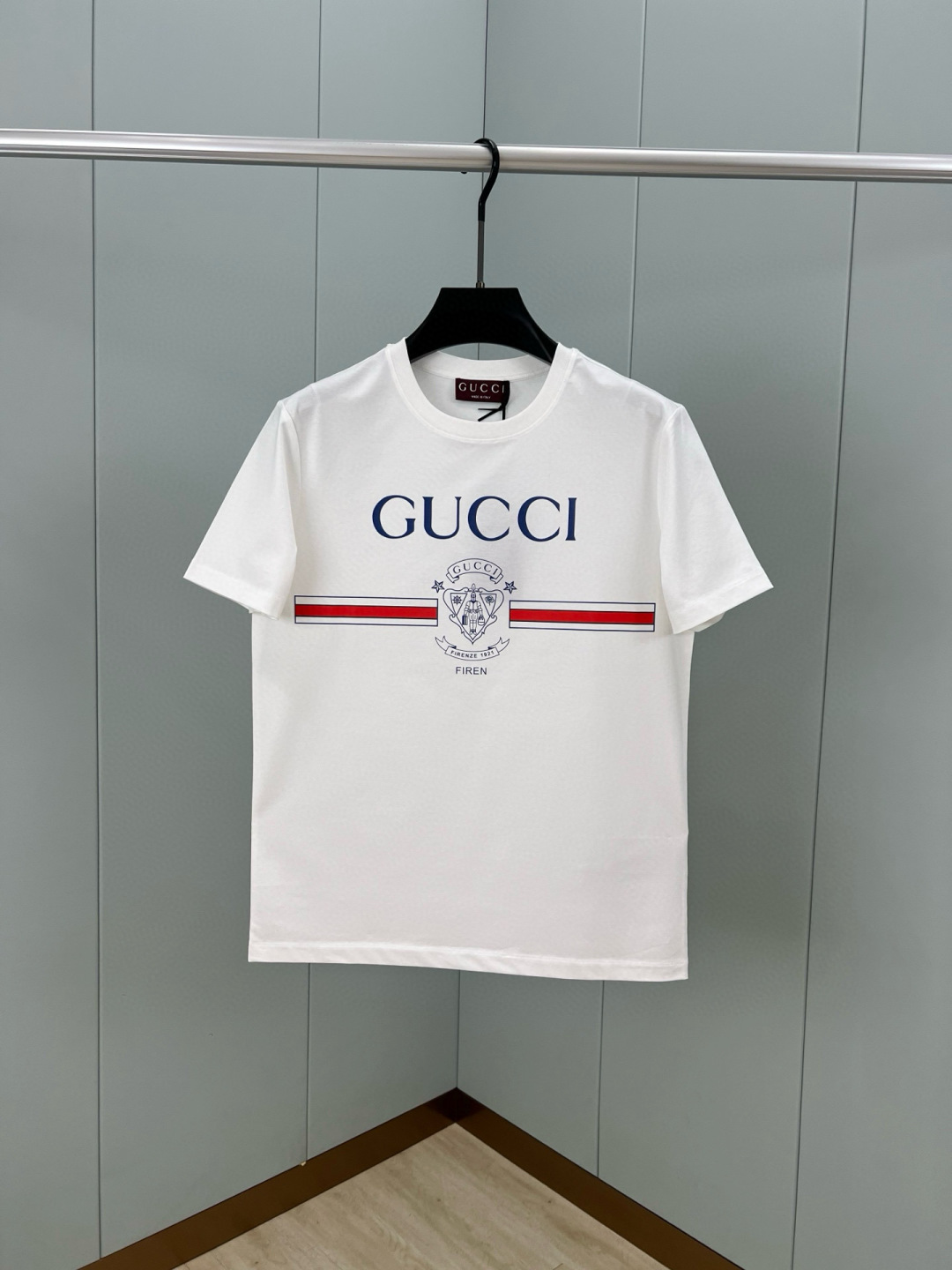  
Gucci.古驰 25春夏新品Gucci Firenze 1921行李员徽章印花标识T恤，胸前正面缀