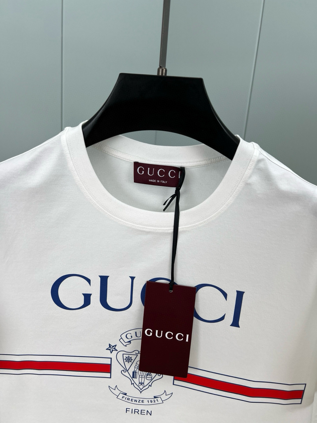  
Gucci.古驰 25春夏新品Gucci Firenze 1921行李员徽章印花标识T恤，胸前正面缀