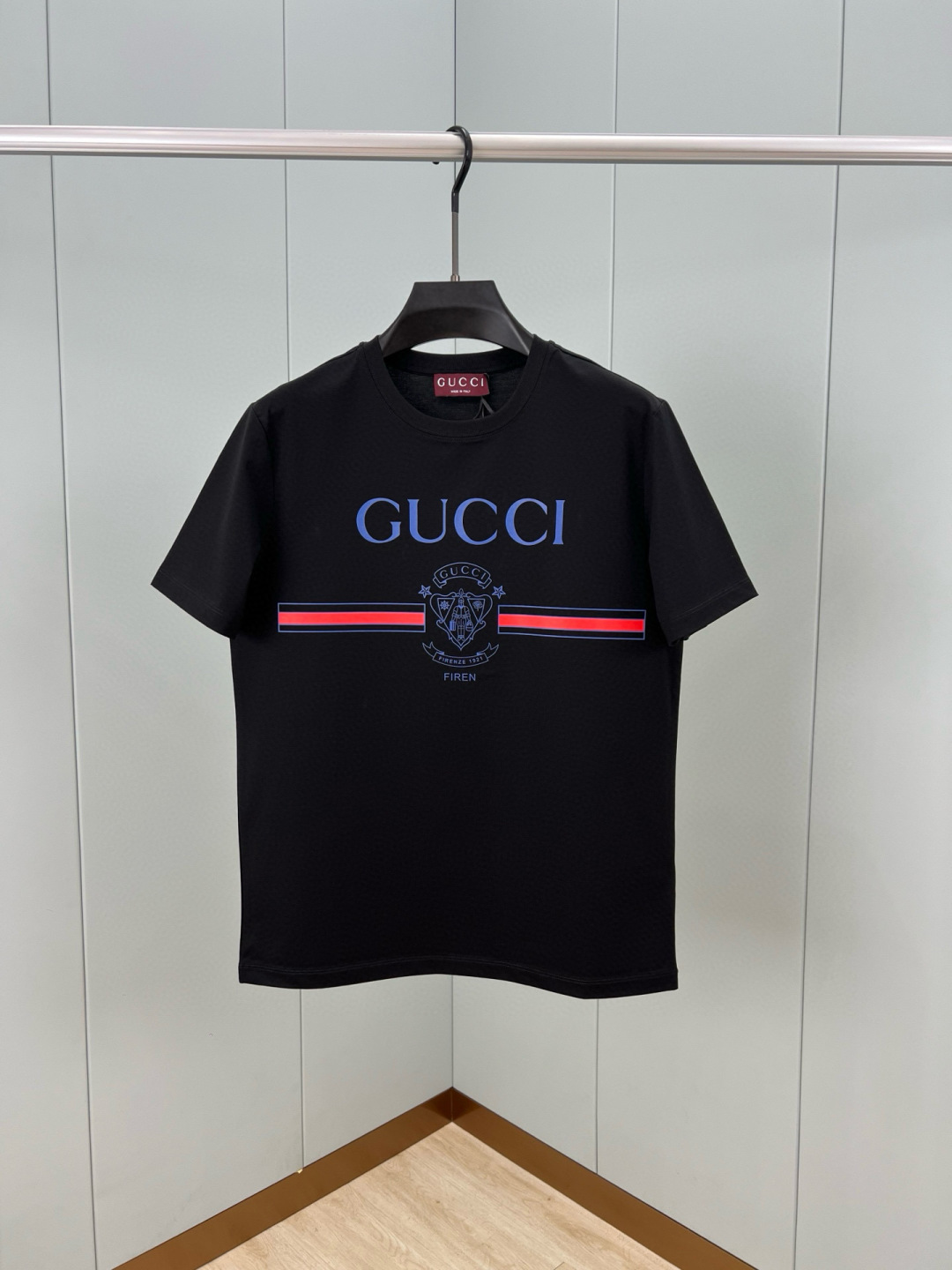  
Gucci.古驰 25春夏新品Gucci Firenze 1921行李员徽章印花标识T恤，胸前正面缀