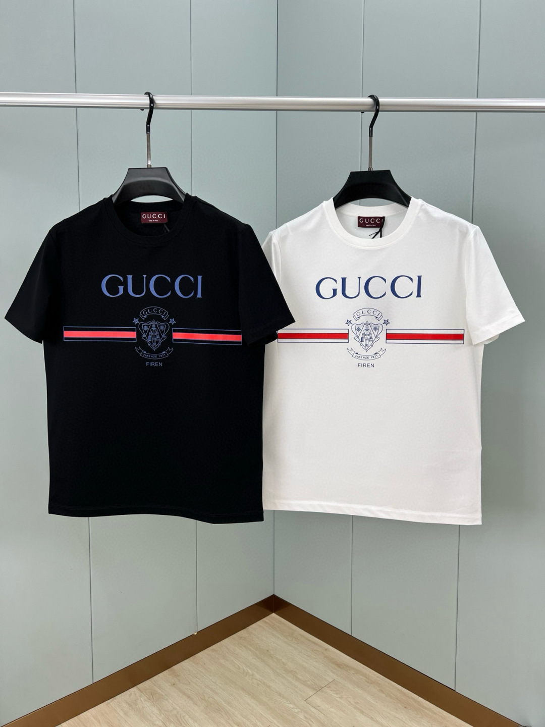  
Gucci.古驰 25春夏新品Gucci Firenze 1921行李员徽章印花标识T恤，胸前正面缀