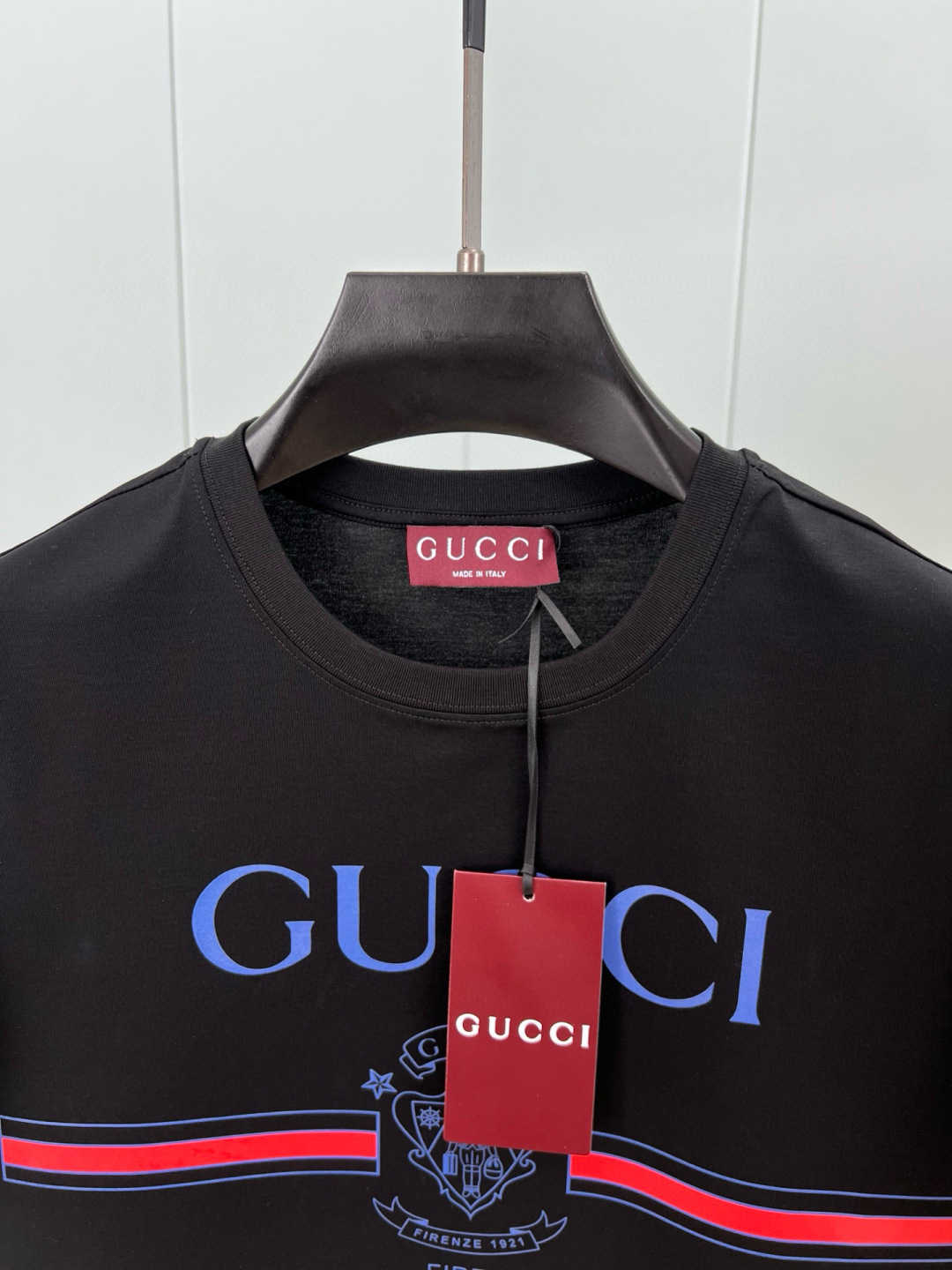  
Gucci.古驰 25春夏新品Gucci Firenze 1921行李员徽章印花标识T恤，胸前正面缀
