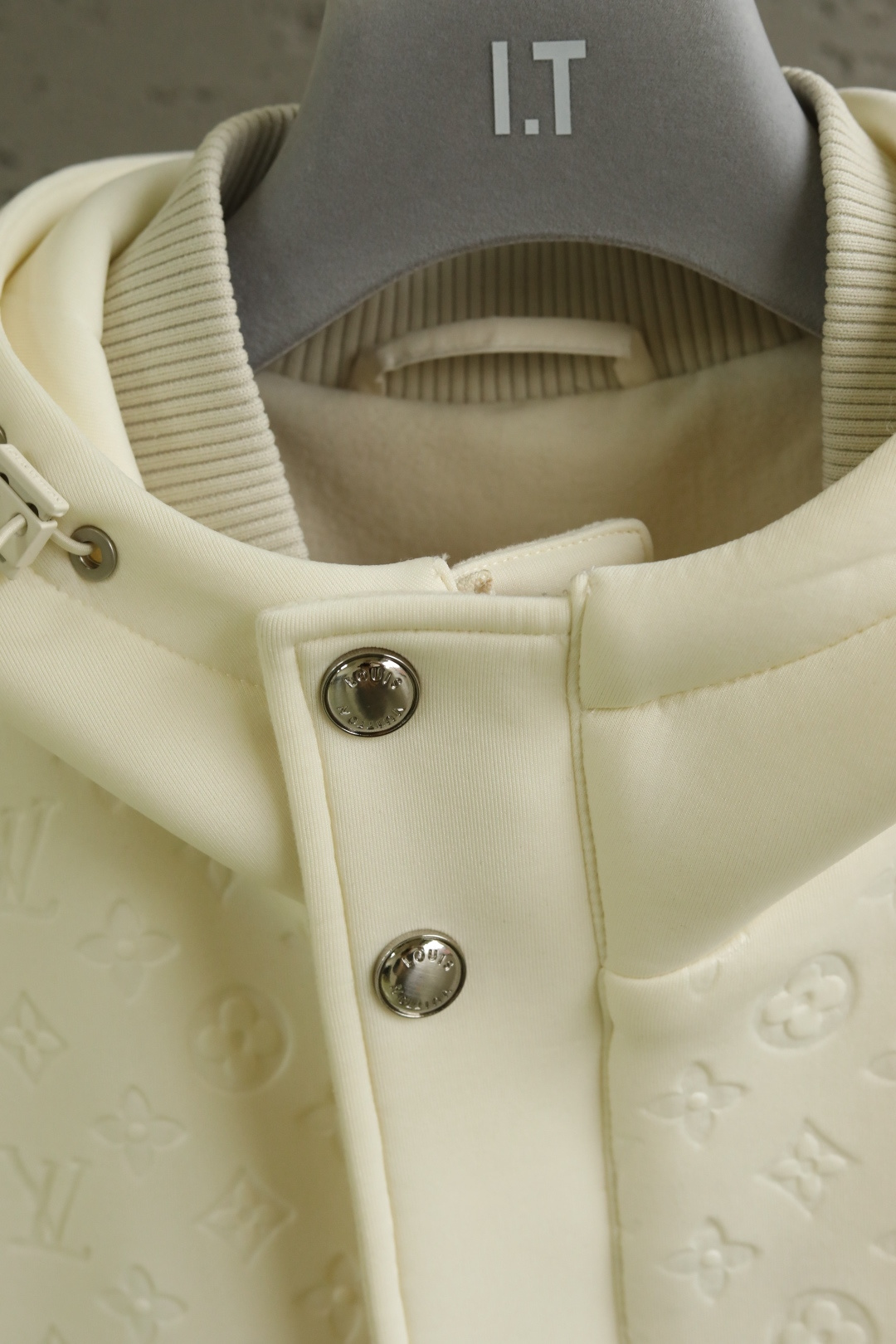  
LV 路易威登 25年秋季新款马甲
定制面料进口提花空气层棉，质感光泽垂感更强，品相高级，通体满铺四