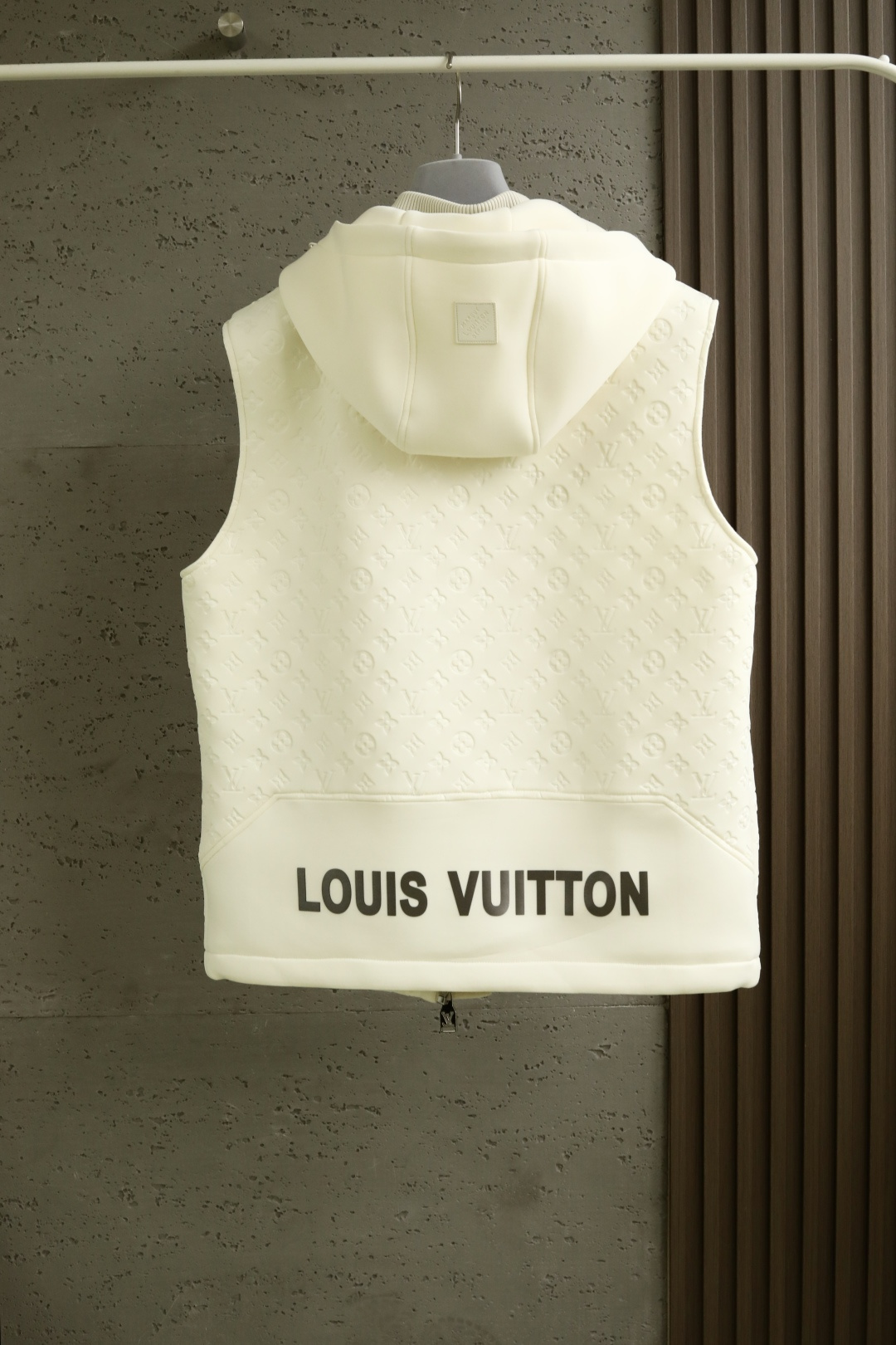  
LV 路易威登 25年秋季新款马甲
定制面料进口提花空气层棉，质感光泽垂感更强，品相高级，通体满铺四