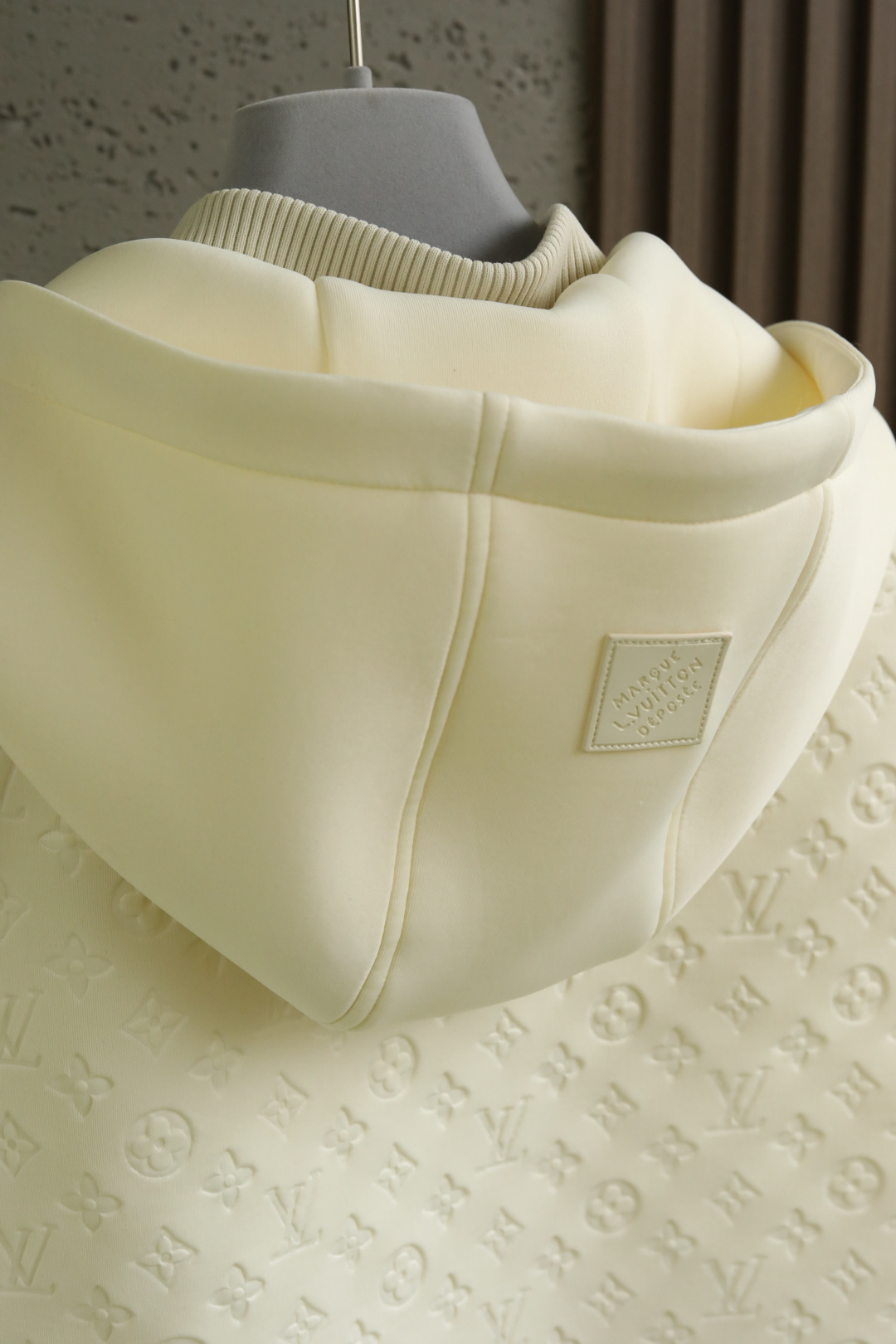  
LV 路易威登 25年秋季新款马甲
定制面料进口提花空气层棉，质感光泽垂感更强，品相高级，通体满铺四