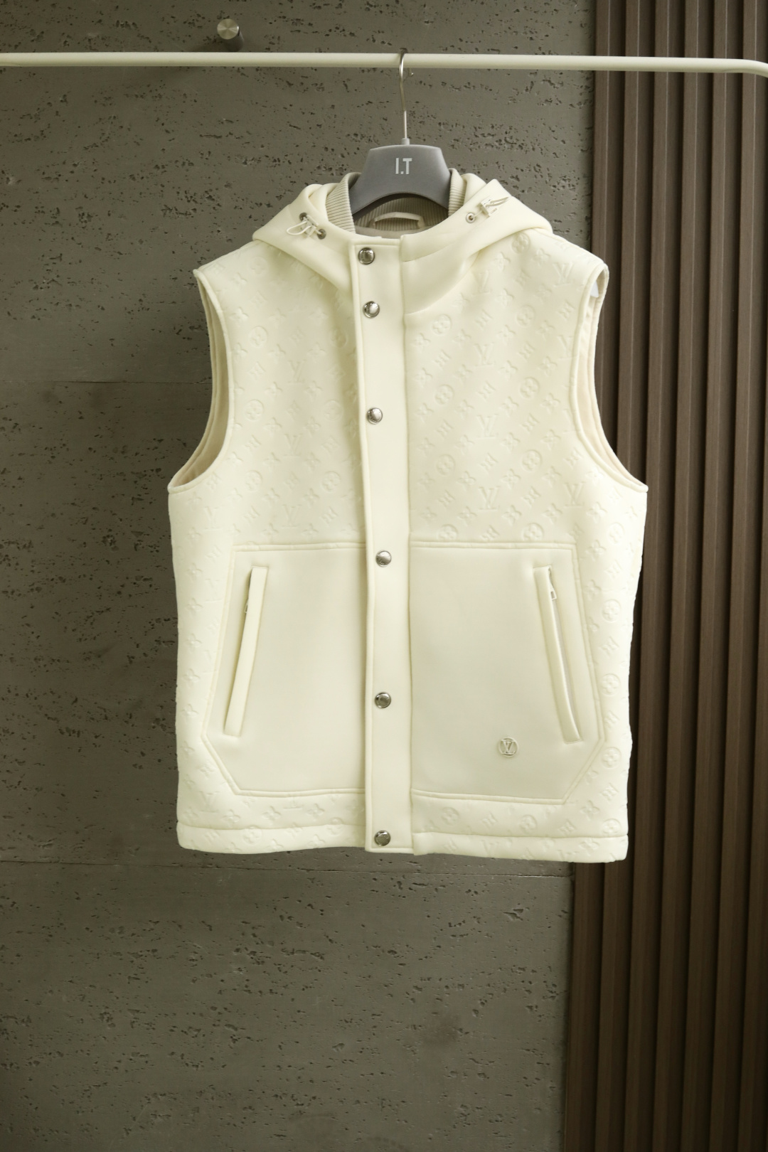 
LV 路易威登 25年秋季新款马甲
定制面料进口提花空气层棉，质感光泽垂感更强，品相高级，通体满铺四