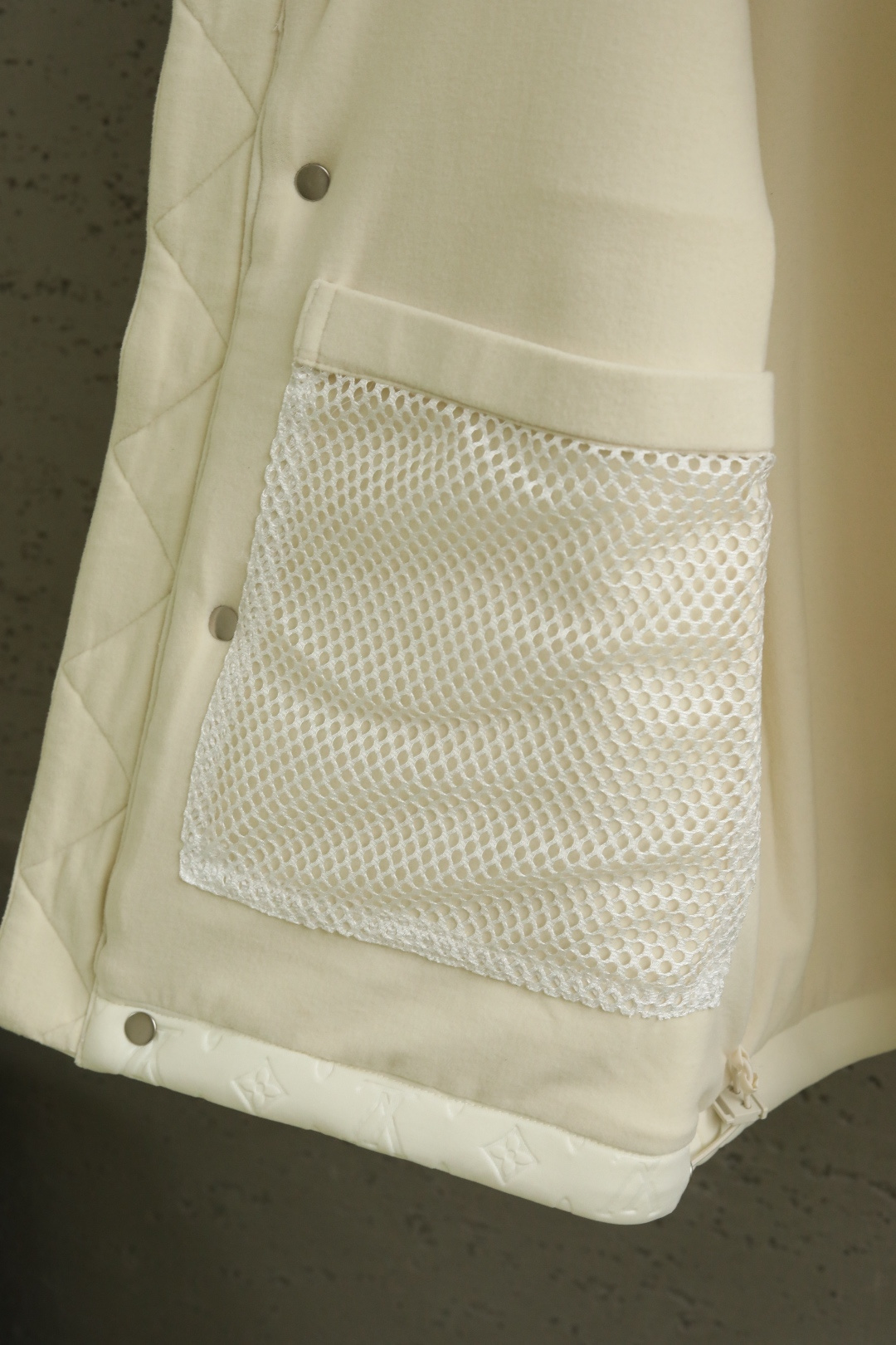  
LV 路易威登 25年秋季新款马甲
定制面料进口提花空气层棉，质感光泽垂感更强，品相高级，通体满铺四