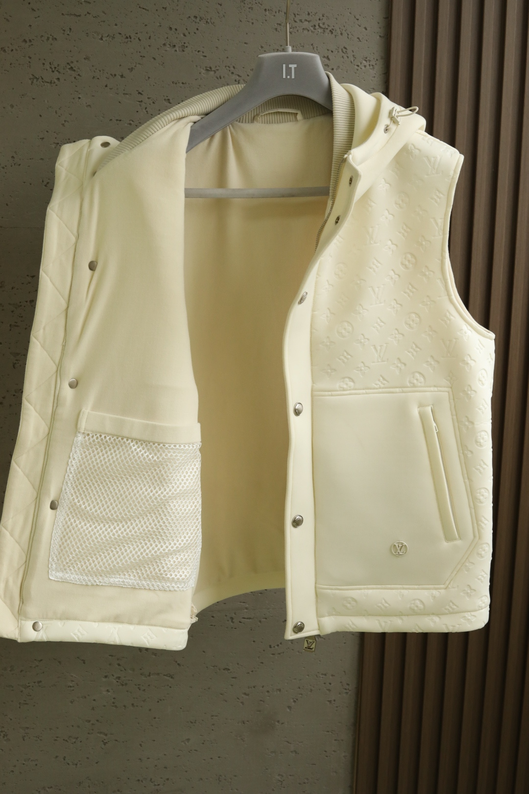  
LV 路易威登 25年秋季新款马甲
定制面料进口提花空气层棉，质感光泽垂感更强，品相高级，通体满铺四