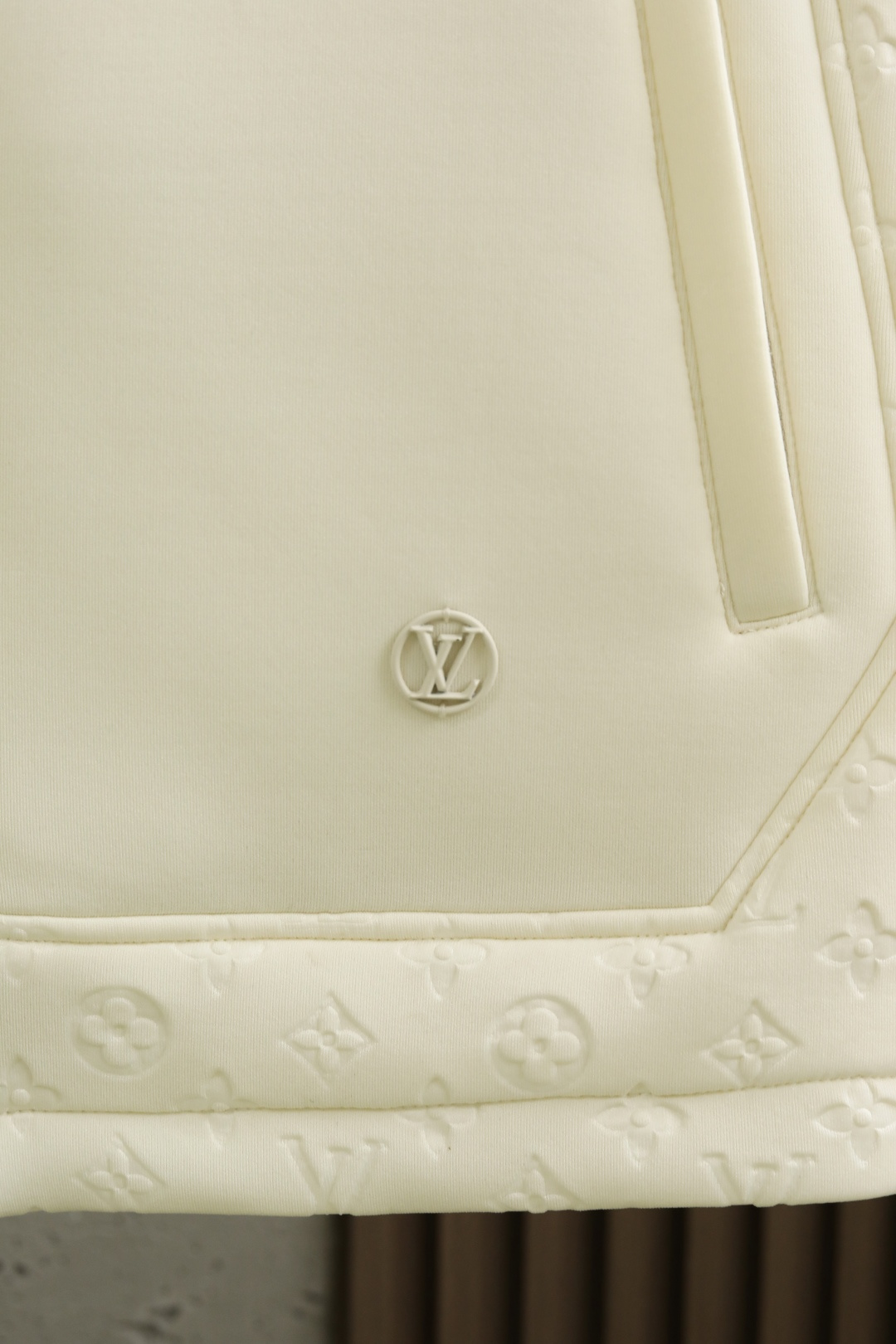  
LV 路易威登 25年秋季新款马甲
定制面料进口提花空气层棉，质感光泽垂感更强，品相高级，通体满铺四