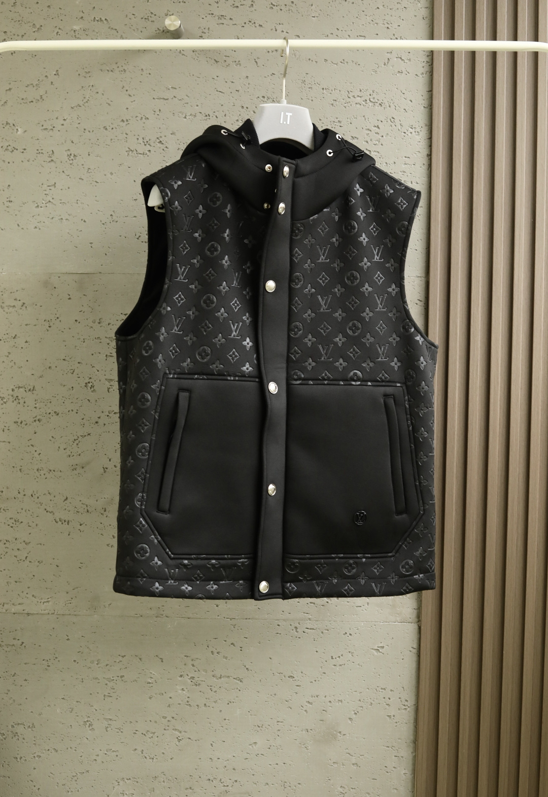  
LV 路易威登 25年秋季新款马甲
定制面料进口提花空气层棉，质感光泽垂感更强，品相高级，通体满铺四