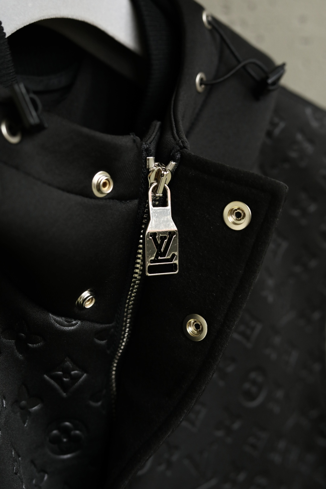  
LV 路易威登 25年秋季新款马甲
定制面料进口提花空气层棉，质感光泽垂感更强，品相高级，通体满铺四