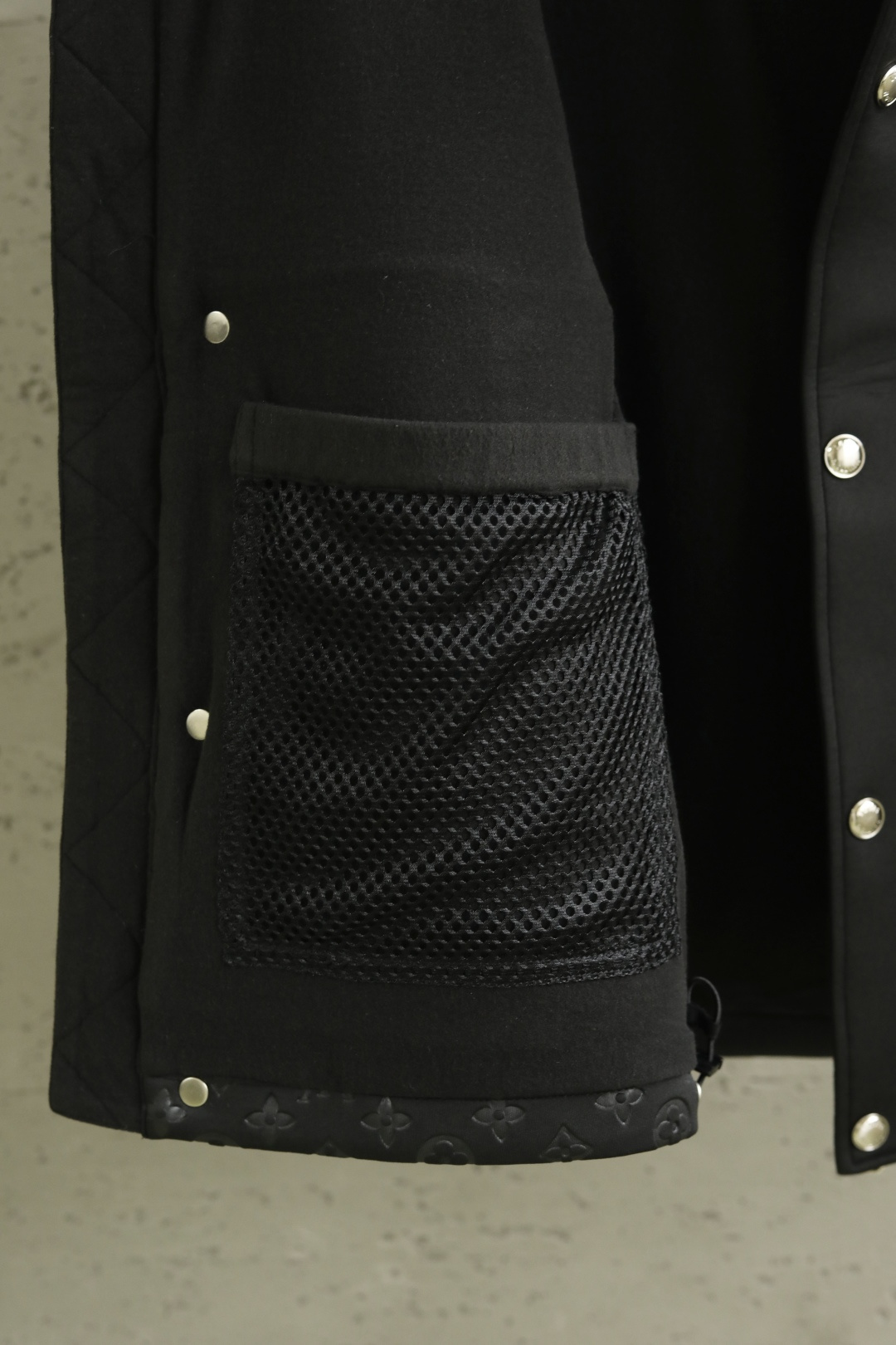  
LV 路易威登 25年秋季新款马甲
定制面料进口提花空气层棉，质感光泽垂感更强，品相高级，通体满铺四