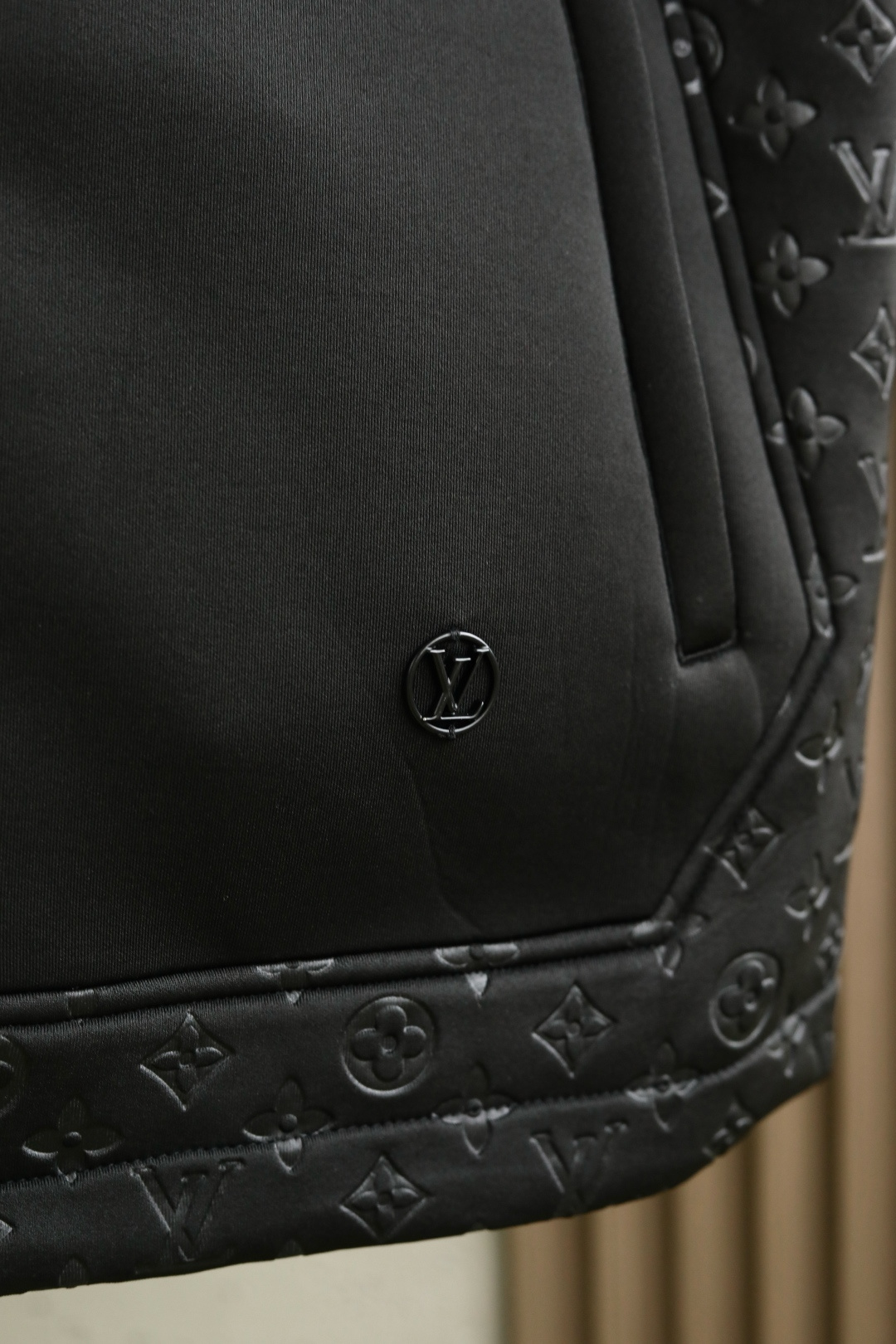  
LV 路易威登 25年秋季新款马甲
定制面料进口提花空气层棉，质感光泽垂感更强，品相高级，通体满铺四