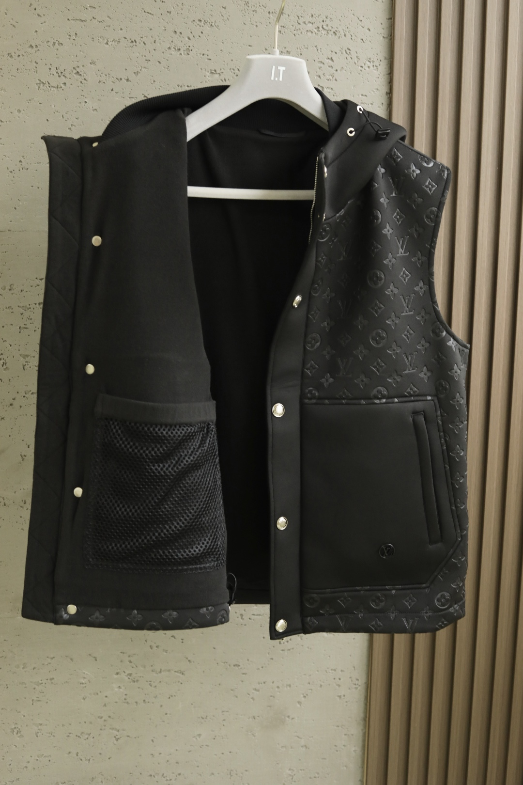  
LV 路易威登 25年秋季新款马甲
定制面料进口提花空气层棉，质感光泽垂感更强，品相高级，通体满铺四