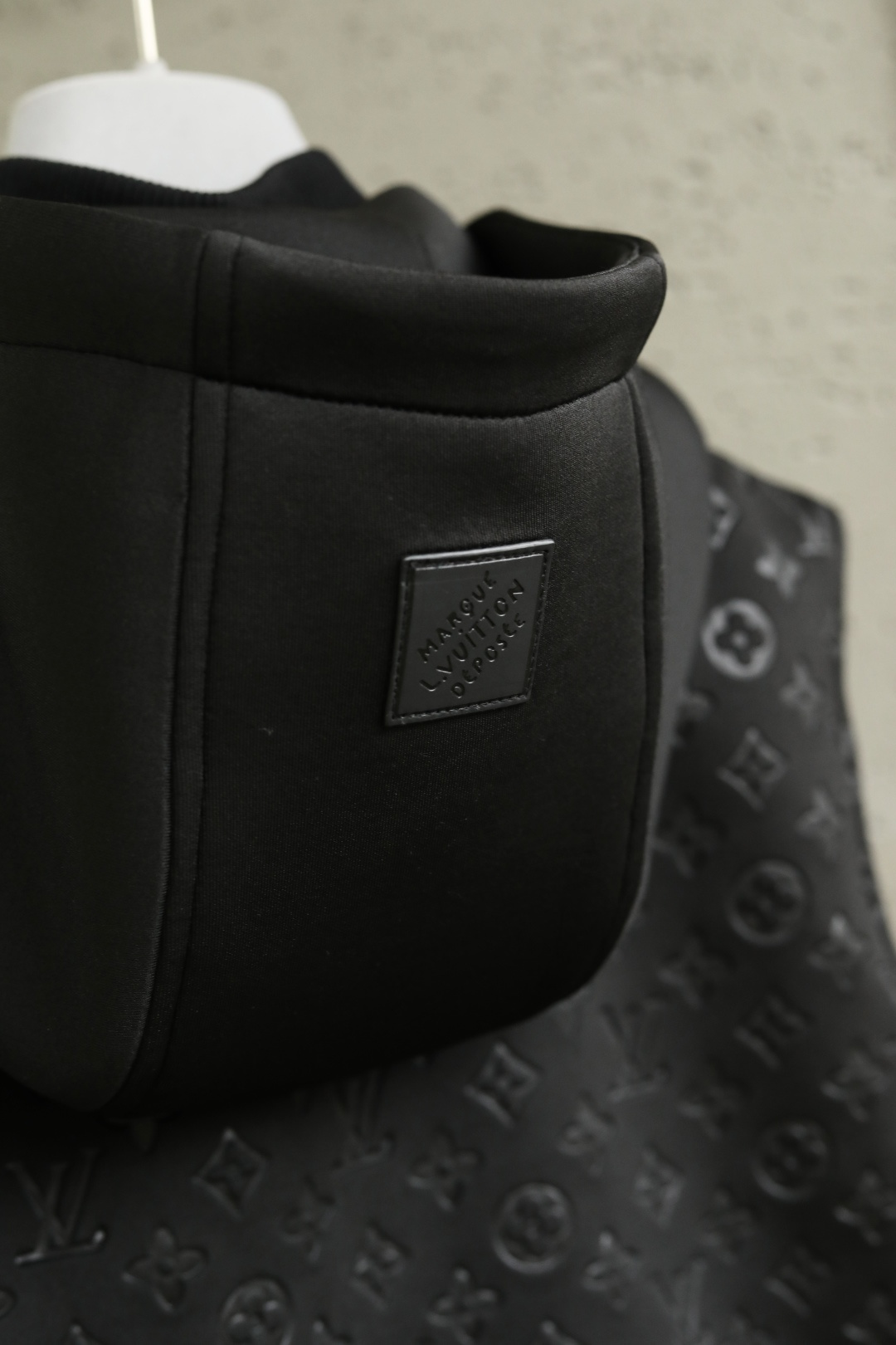  
LV 路易威登 25年秋季新款马甲
定制面料进口提花空气层棉，质感光泽垂感更强，品相高级，通体满铺四