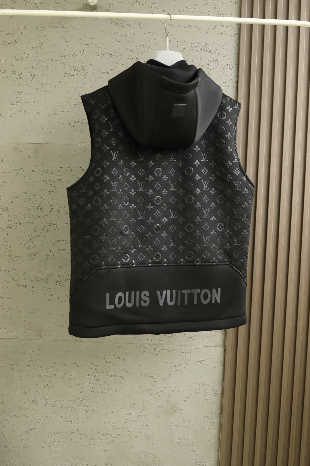  
LV 路易威登 25年秋季新款马甲
定制面料进口提花空气层棉，质感光泽垂感更强，品相高级，通体满铺四